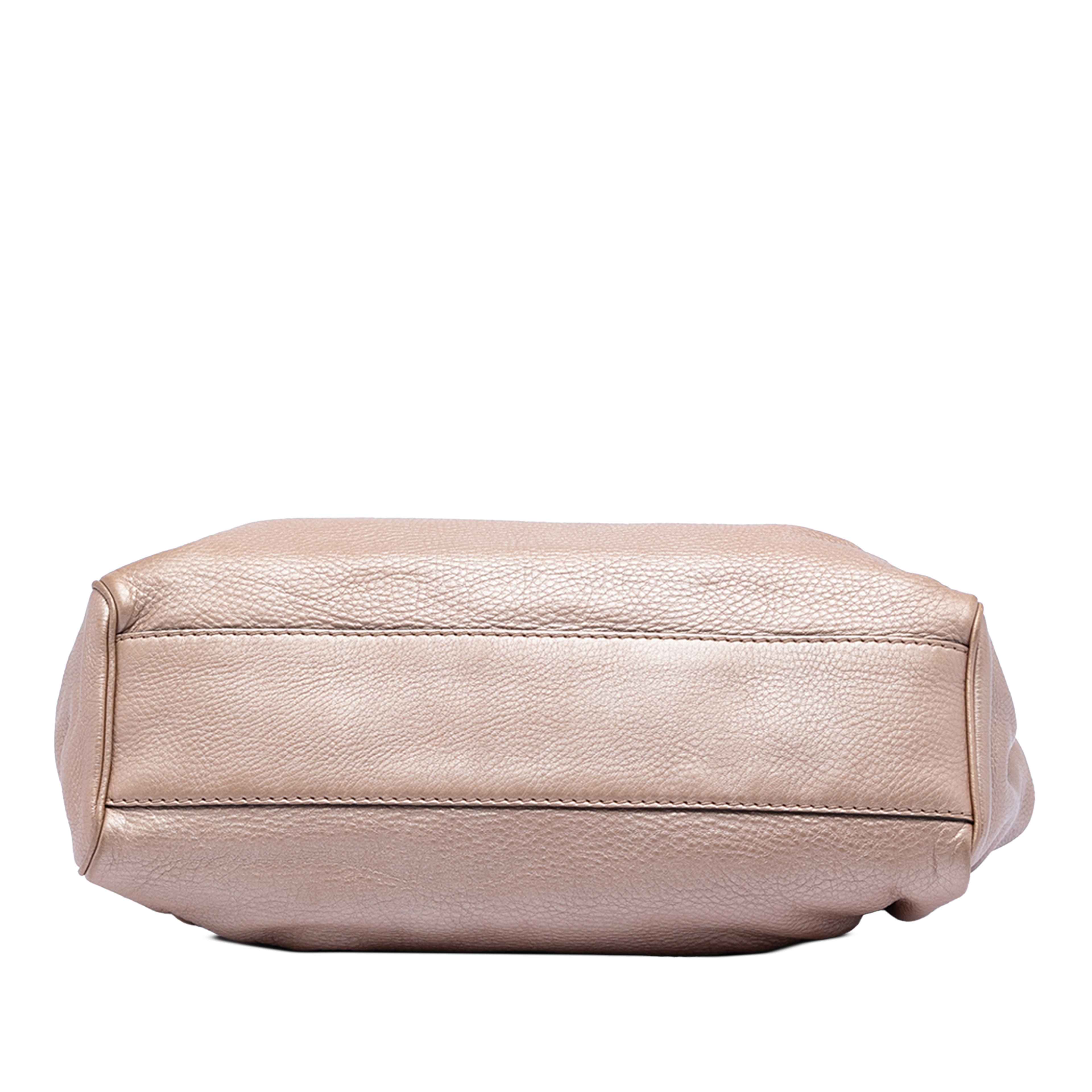 Gucci Medium Metallic Calfskin Sukey Tote, från Luxclusif, i färgen light pink. Klicka för att öppna bilden i stort format