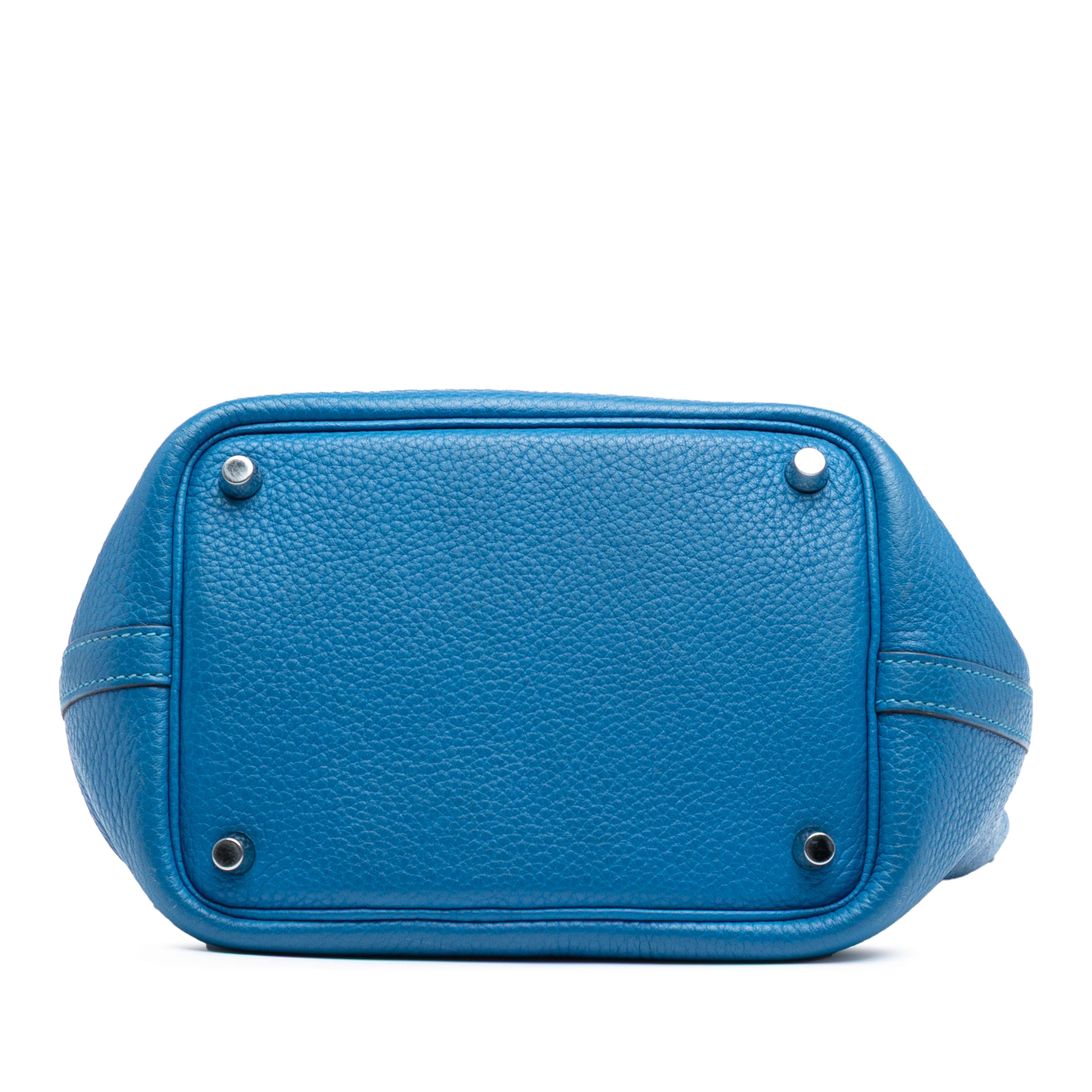Hermès Clemence Picotin Lock 18, från Luxclusif, i färgen blue. Klicka för att öppna bilden i stort format
