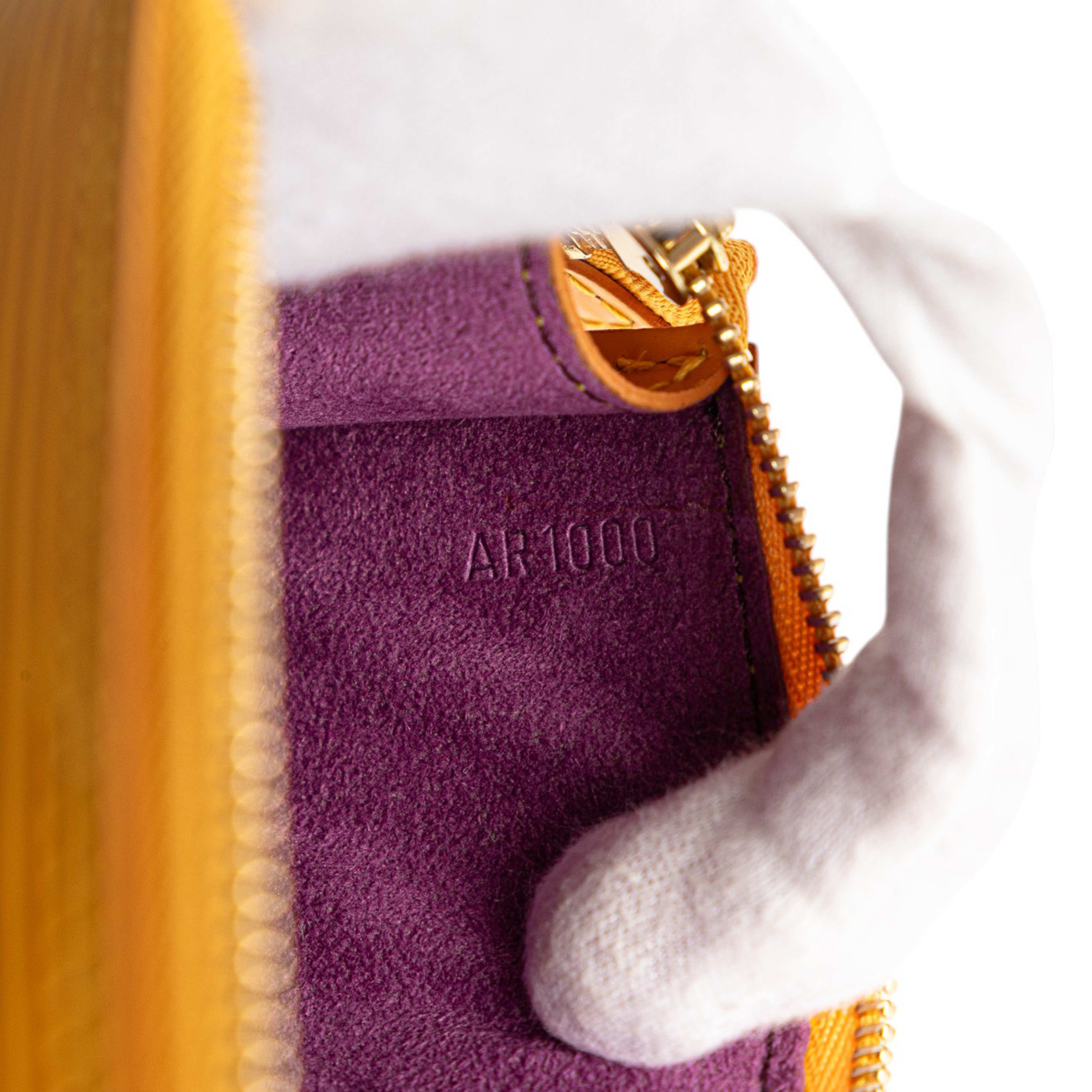 Louis Vuitton Epi Pochette Accessoires, från Luxclusif, i färgen yellow. Klicka för att öppna bilden i stort format