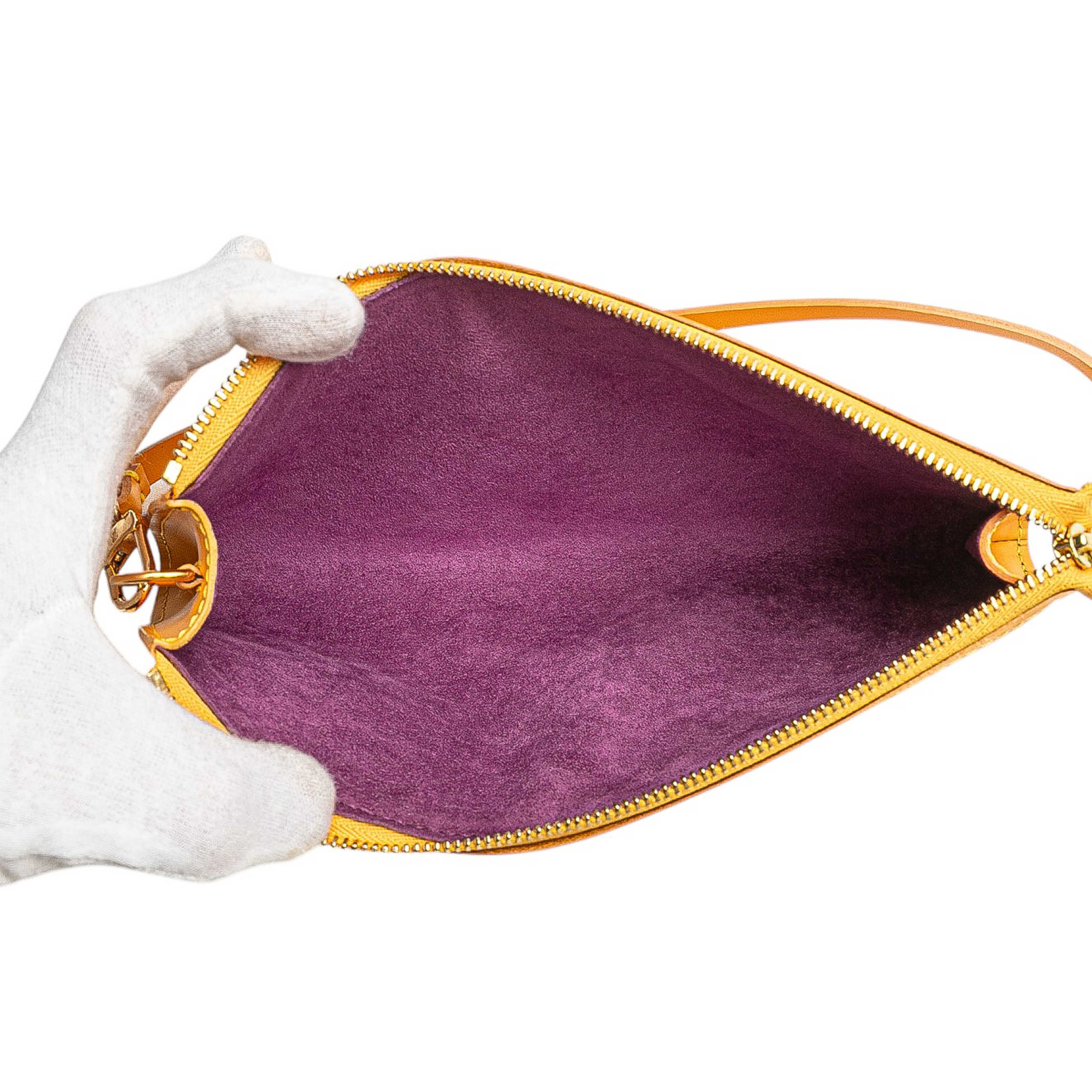 Louis Vuitton Epi Pochette Accessoires, från Luxclusif, i färgen yellow. Klicka för att öppna bilden i stort format