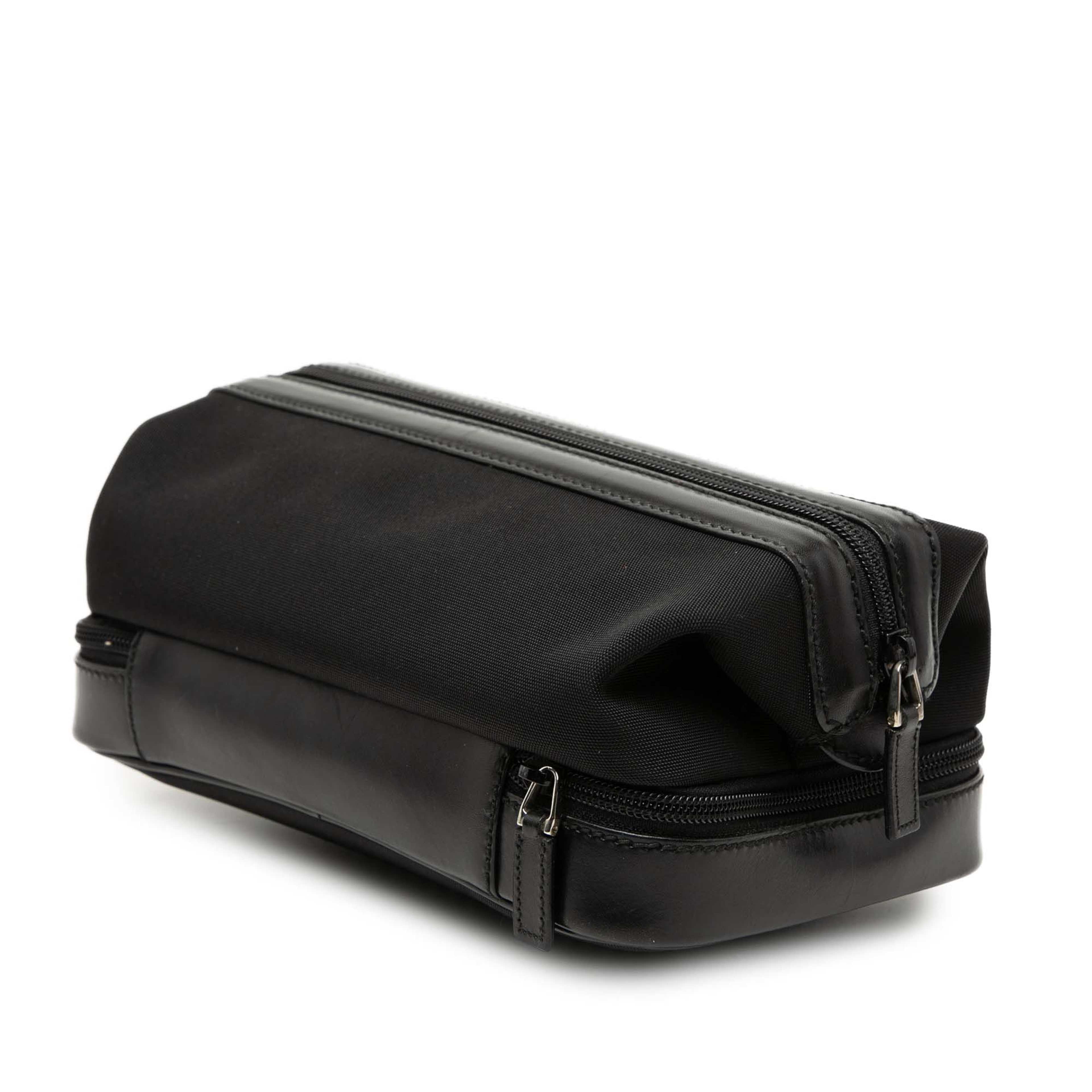 Gucci Canvas Toiletry Pouch, från Luxclusif, i färgen black. Klicka för att öppna bilden i stort format