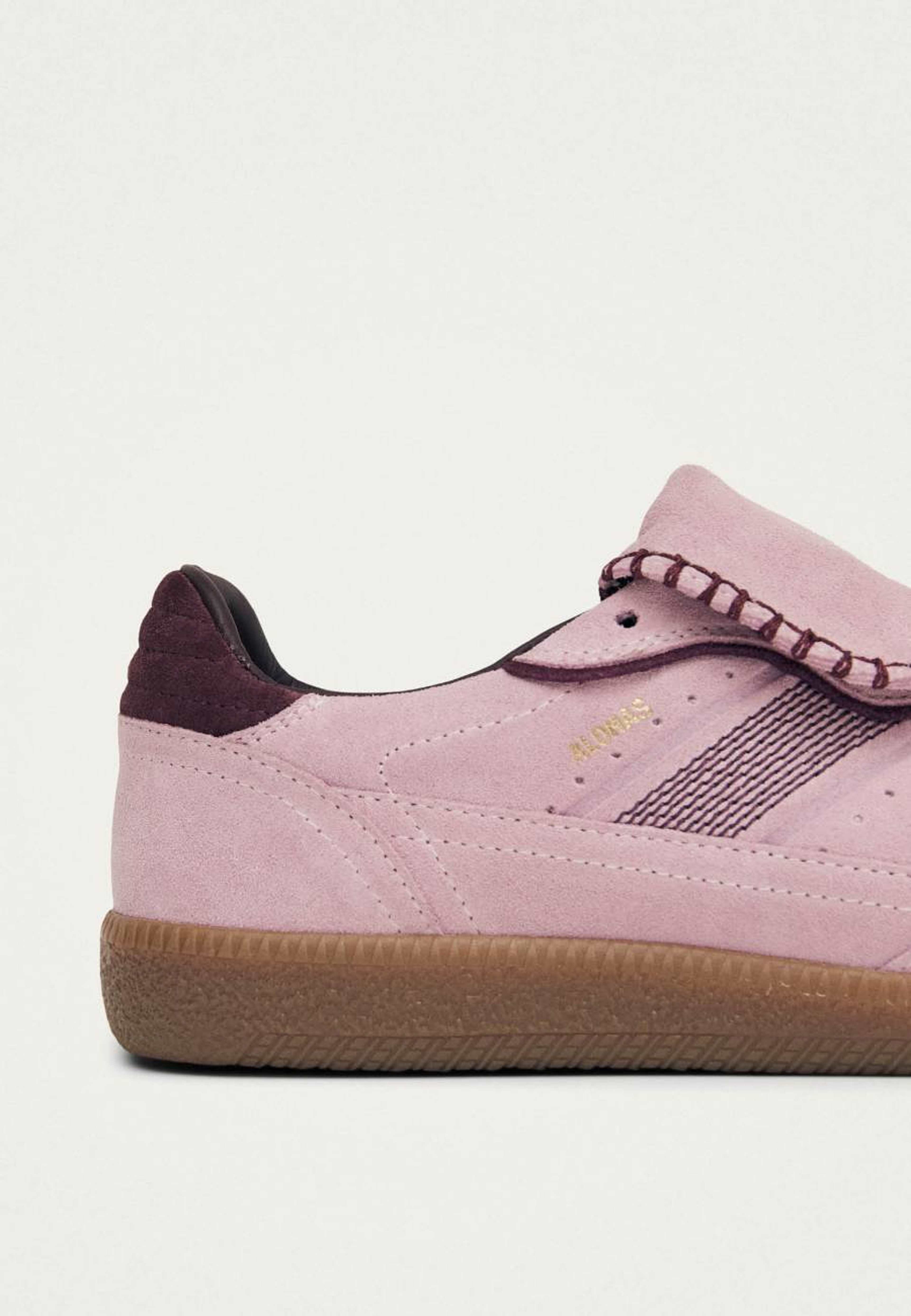 Tb.490 Club Suede Pink Leather Sneakers, från Alohas, i färgen pink. Klicka för att öppna bilden i stort format