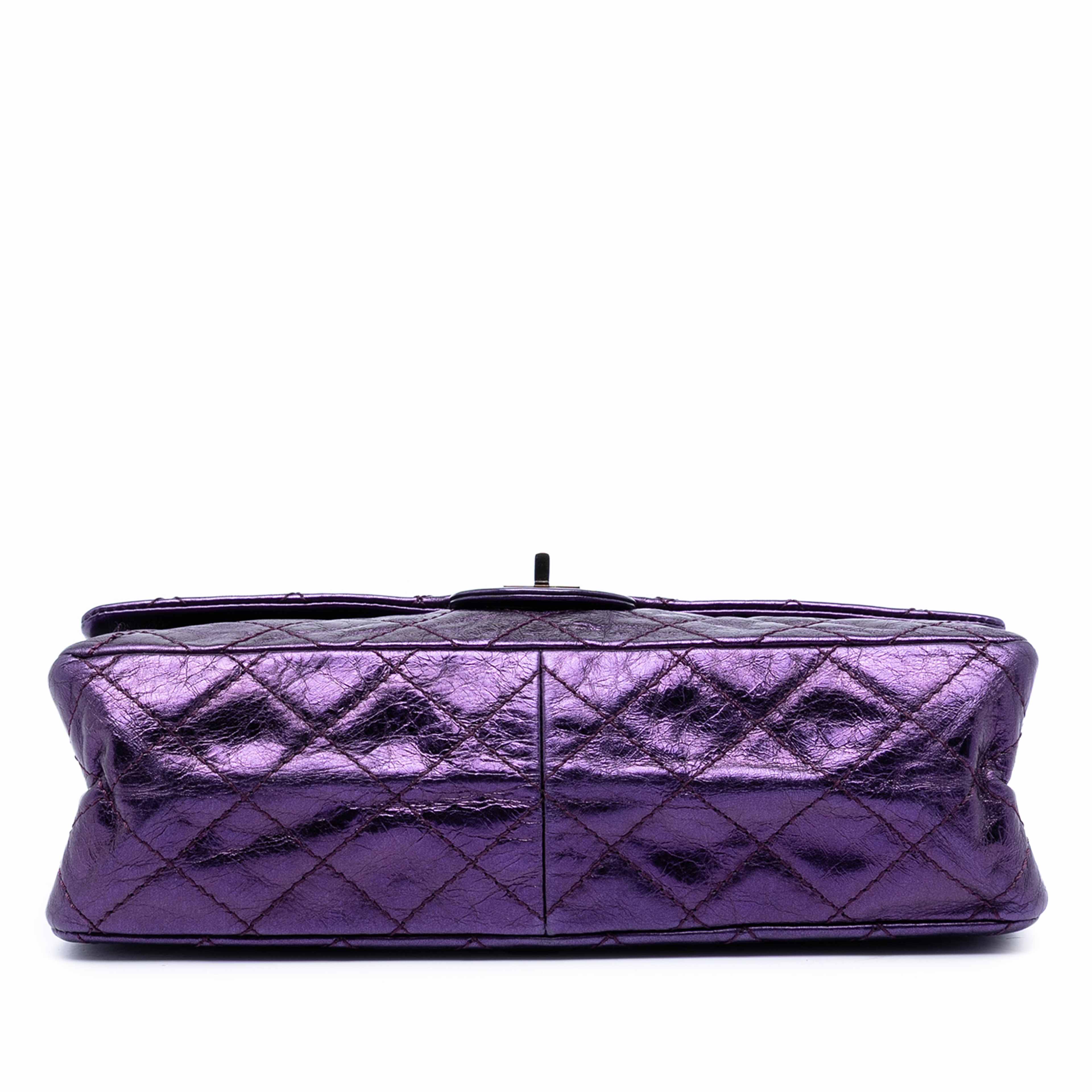 Chanel Quilted Metallic Calfskin Reissue 2.55 Double Flap 226, från Luxclusif, i färgen violet. Klicka för att öppna bilden i stort format