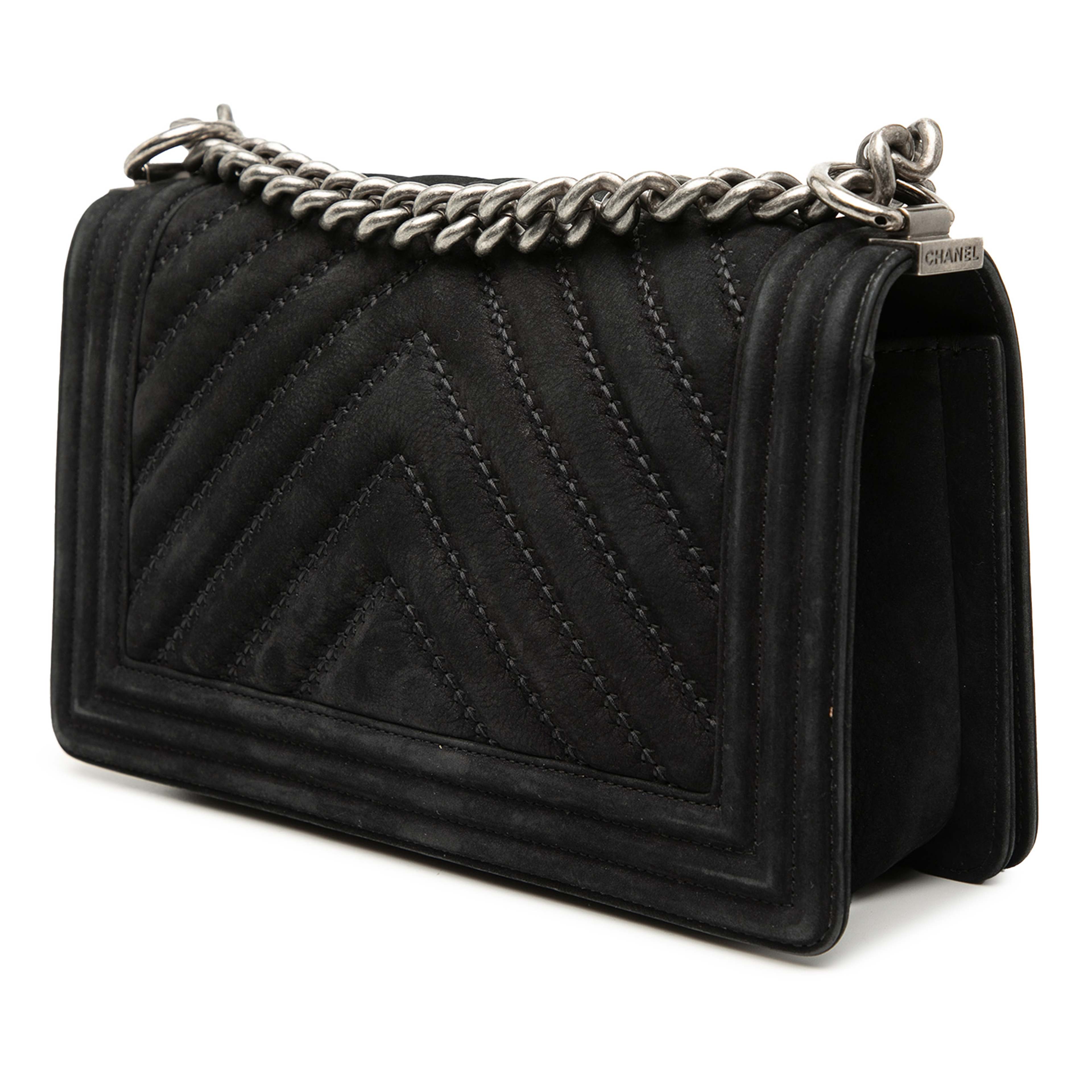 Chanel Old Medium Chevron Suede Boy Flap, från Luxclusif, i färgen black. Klicka för att öppna bilden i stort format