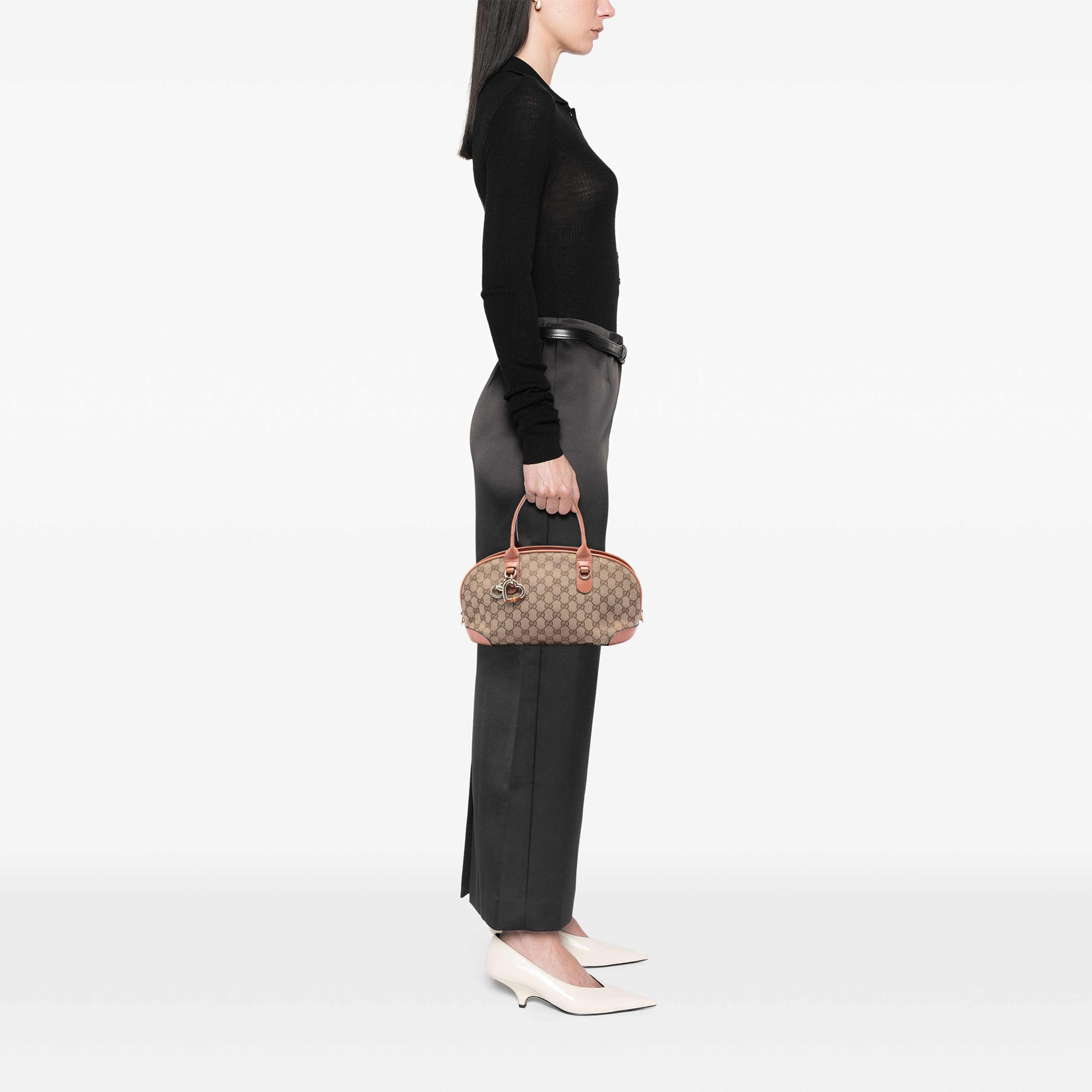 Gucci Gg Canvas Heart Bit Satchel, från Luxclusif, i färgen beige. Klicka för att öppna bilden i stort format