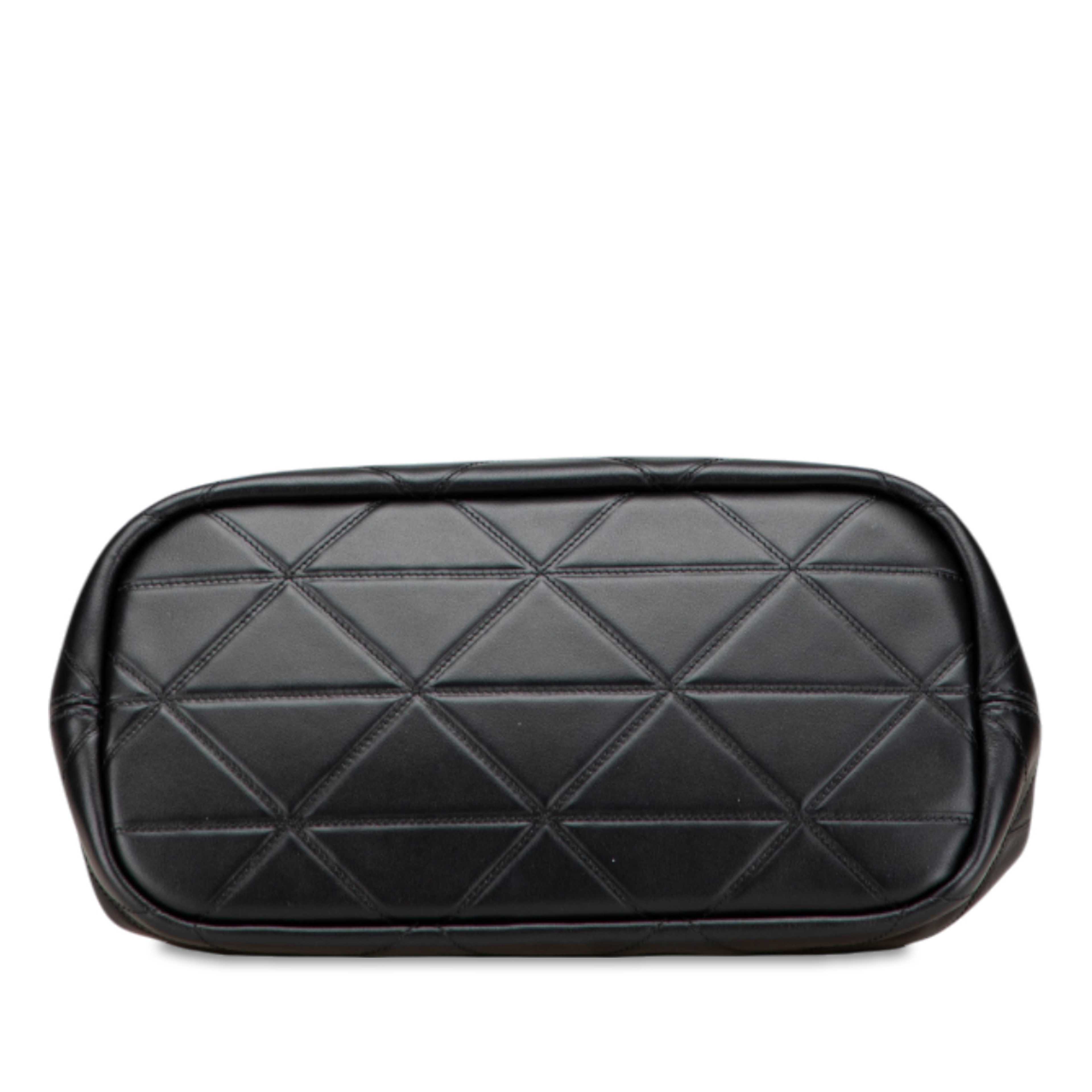 Prada Small Quilted Lambskin Satchel, från Luxclusif, i färgen black. Klicka för att öppna bilden i stort format