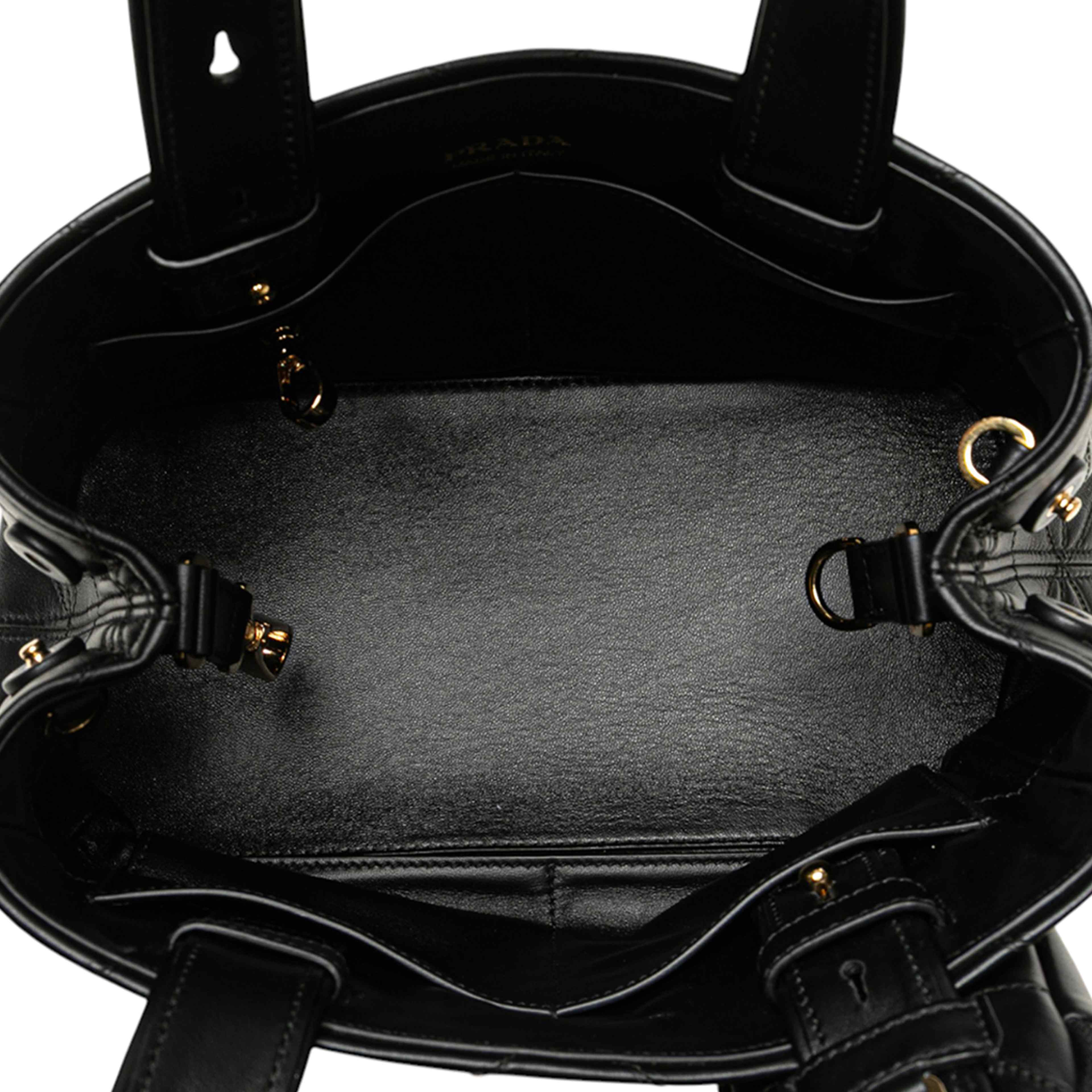 Prada Small Quilted Lambskin Satchel, från Luxclusif, i färgen black. Klicka för att öppna bilden i stort format
