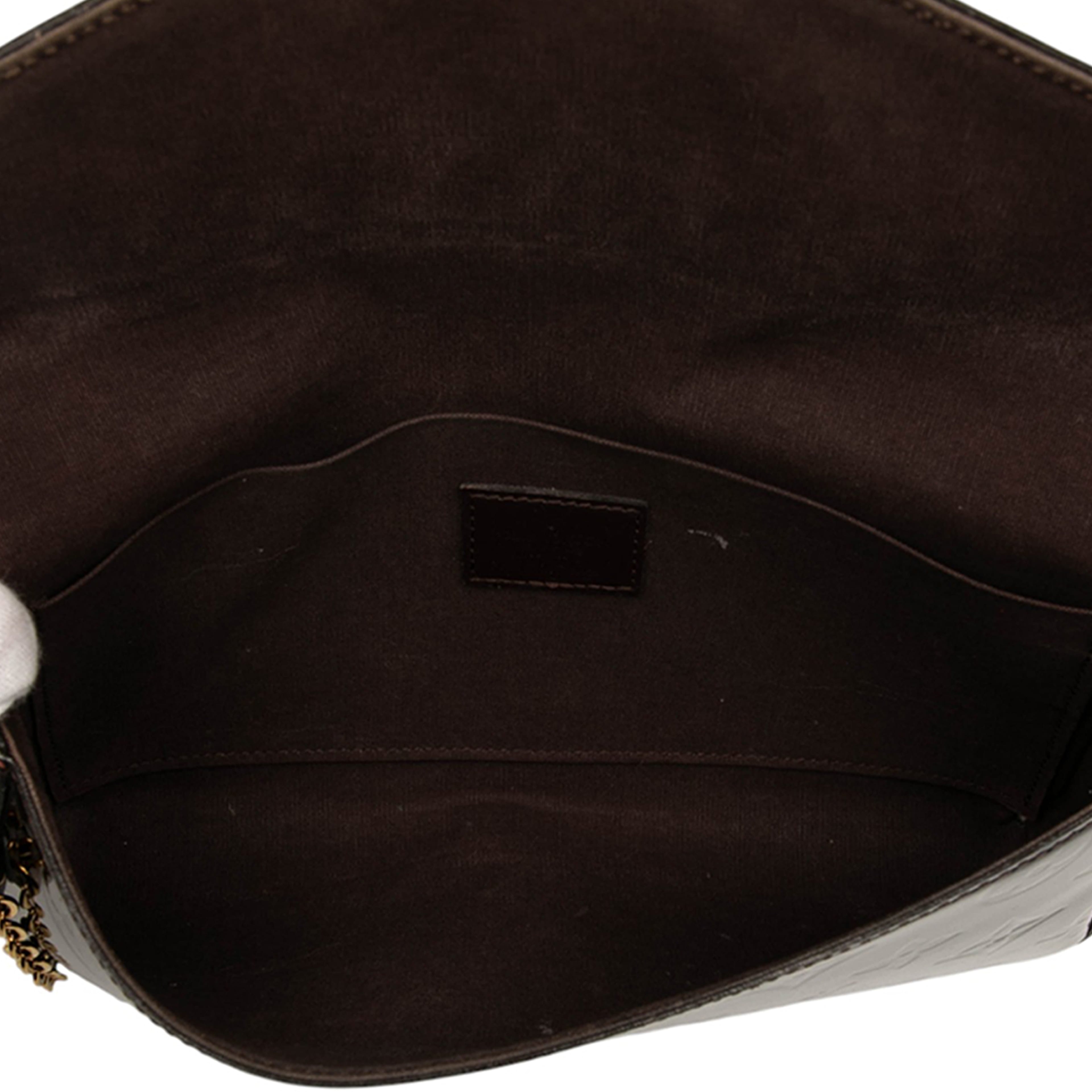 Louis Vuitton Monogram Vernis Pochette Felicie, från Luxclusif, i färgen purple. Klicka för att öppna bilden i stort format