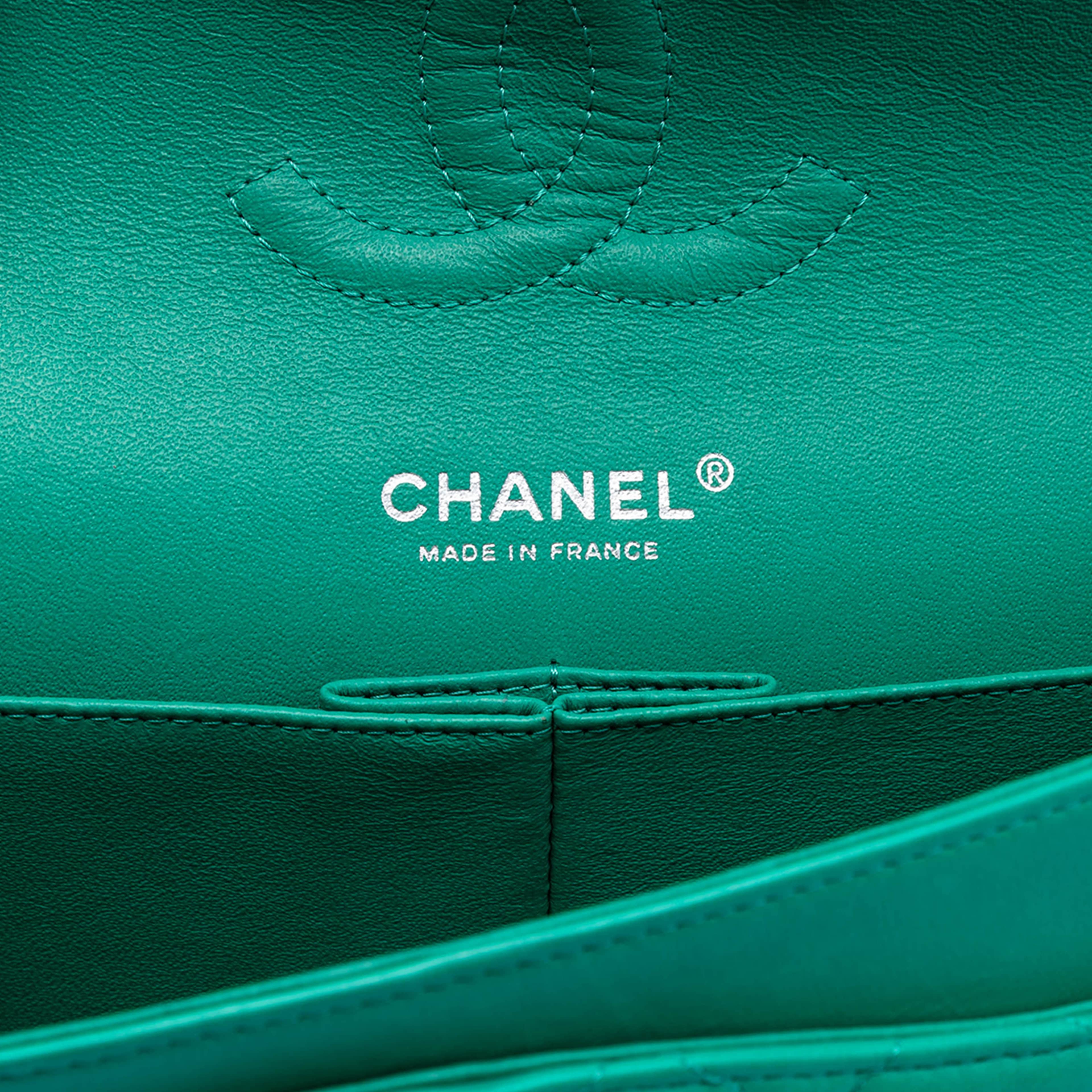 Chanel Medium Classic Lambskin Double Flap, från Luxclusif, i färgen turquoise. Klicka för att öppna bilden i stort format