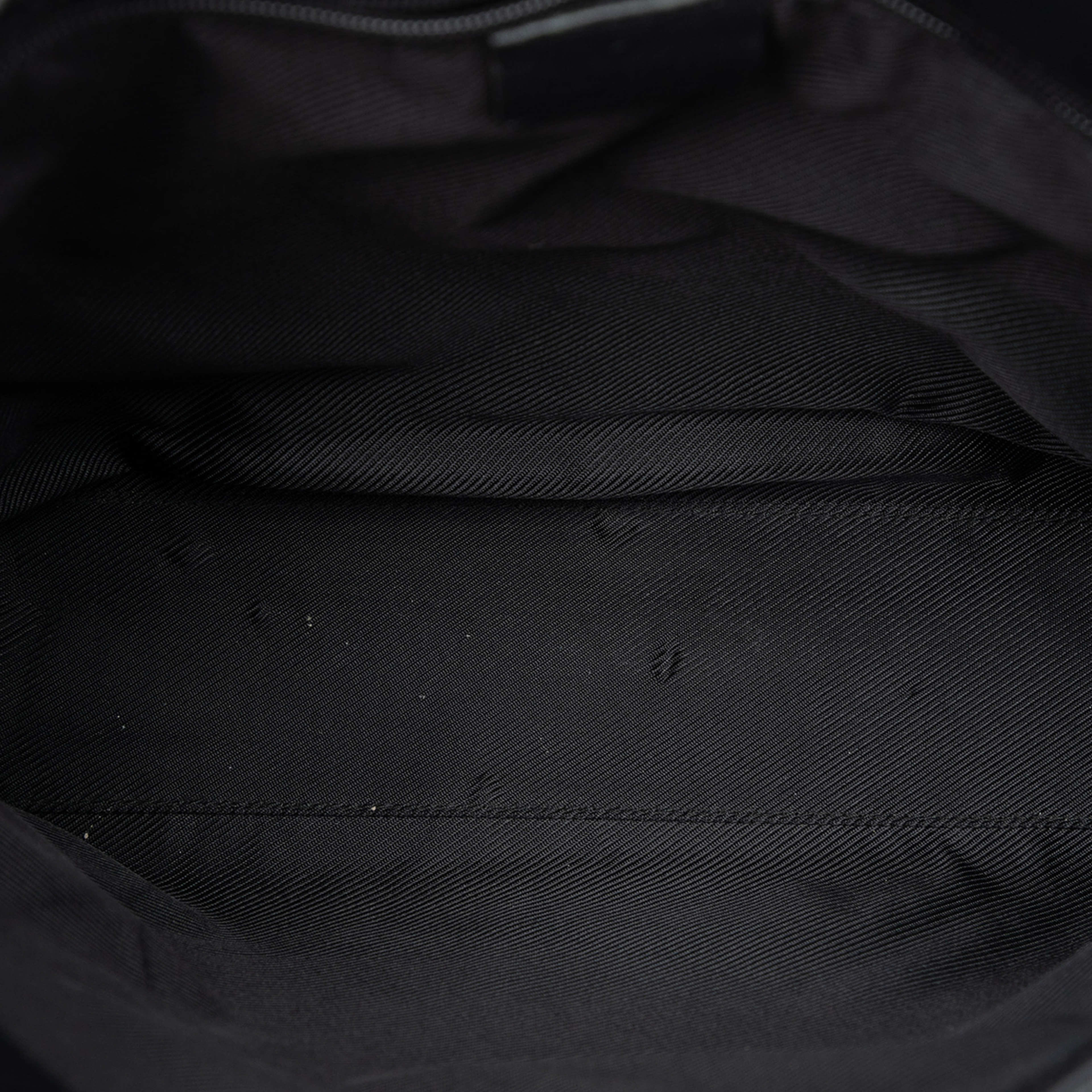 Gucci Gg Canvas Shoulder Bag, från Luxclusif, i färgen svart. Klicka för att öppna bilden i stort format