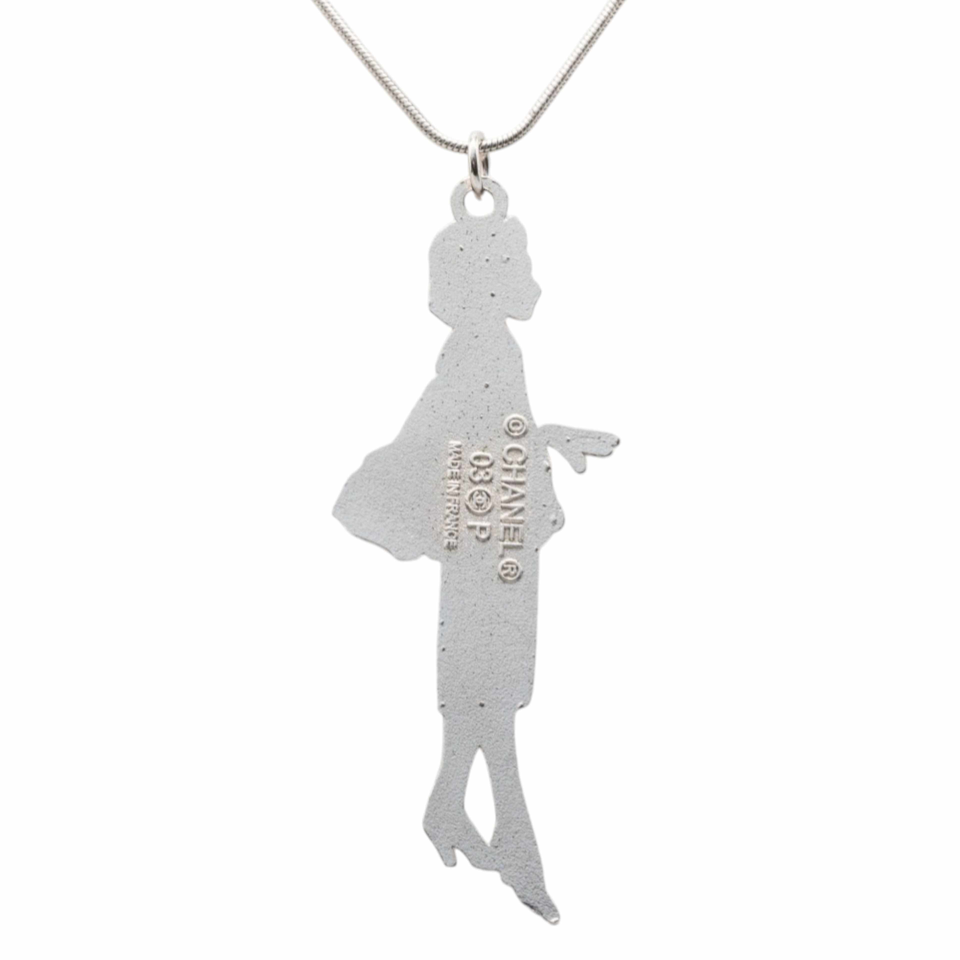 Chanel Silver Plated Mademoiselle Pendant Necklace, från Luxclusif, i färgen silver. Klicka för att öppna bilden i stort format