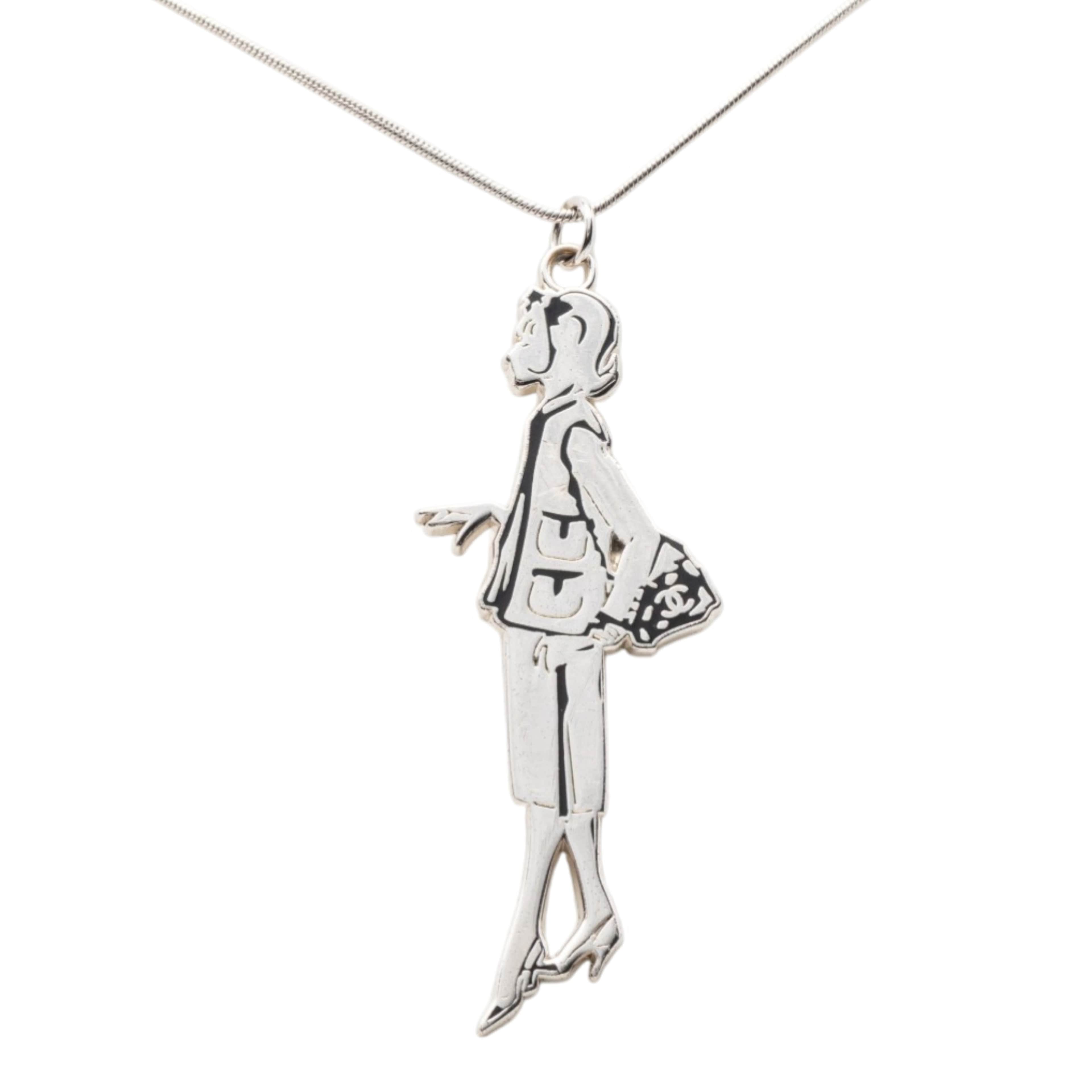Chanel Silver Plated Mademoiselle Pendant Necklace, från Luxclusif, i färgen silver. Klicka för att öppna bilden i stort format