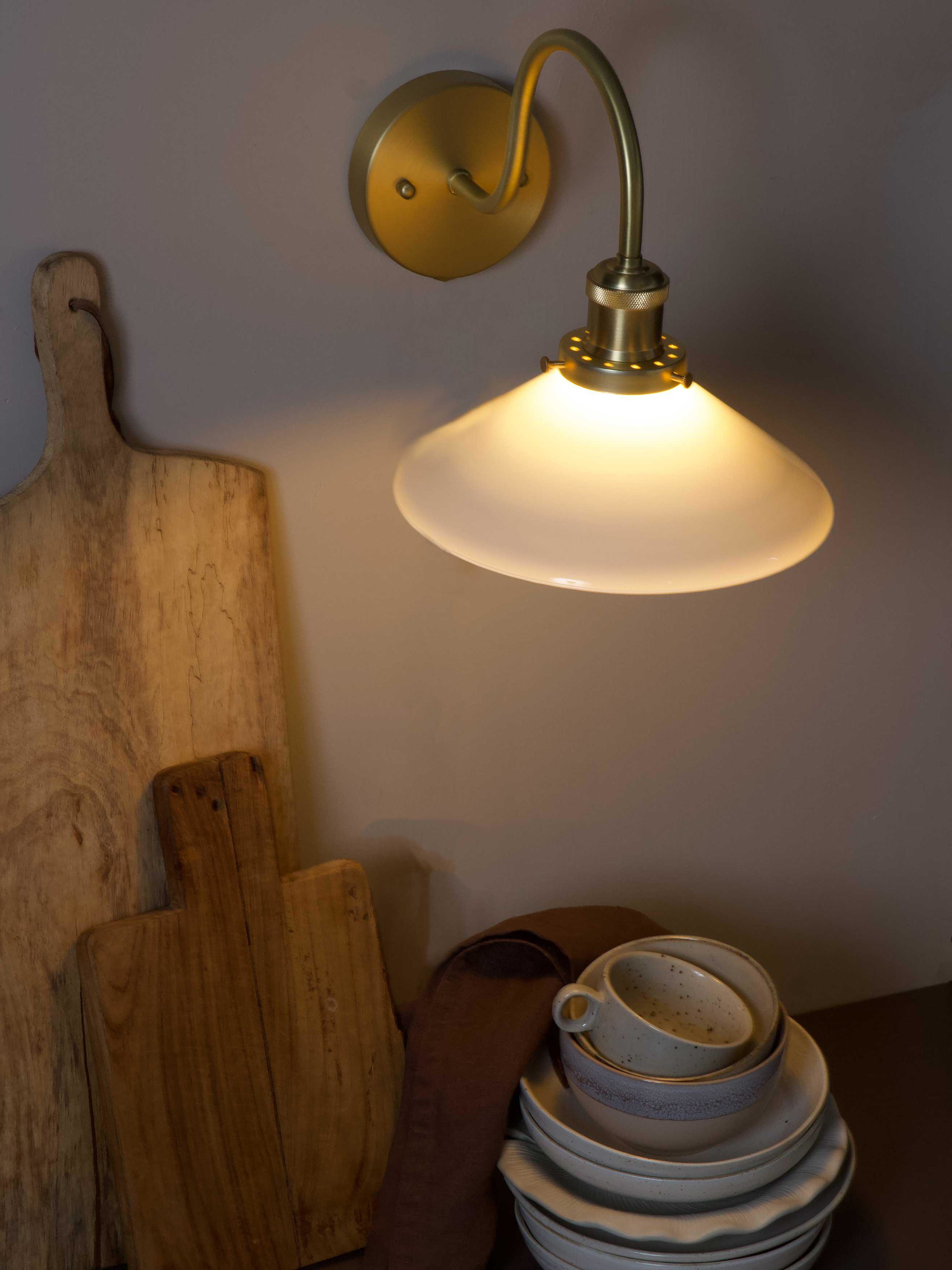 August Vägglampaip23, från PR Home, i färgen opal/mässing. Klicka för att öppna bilden i stort format