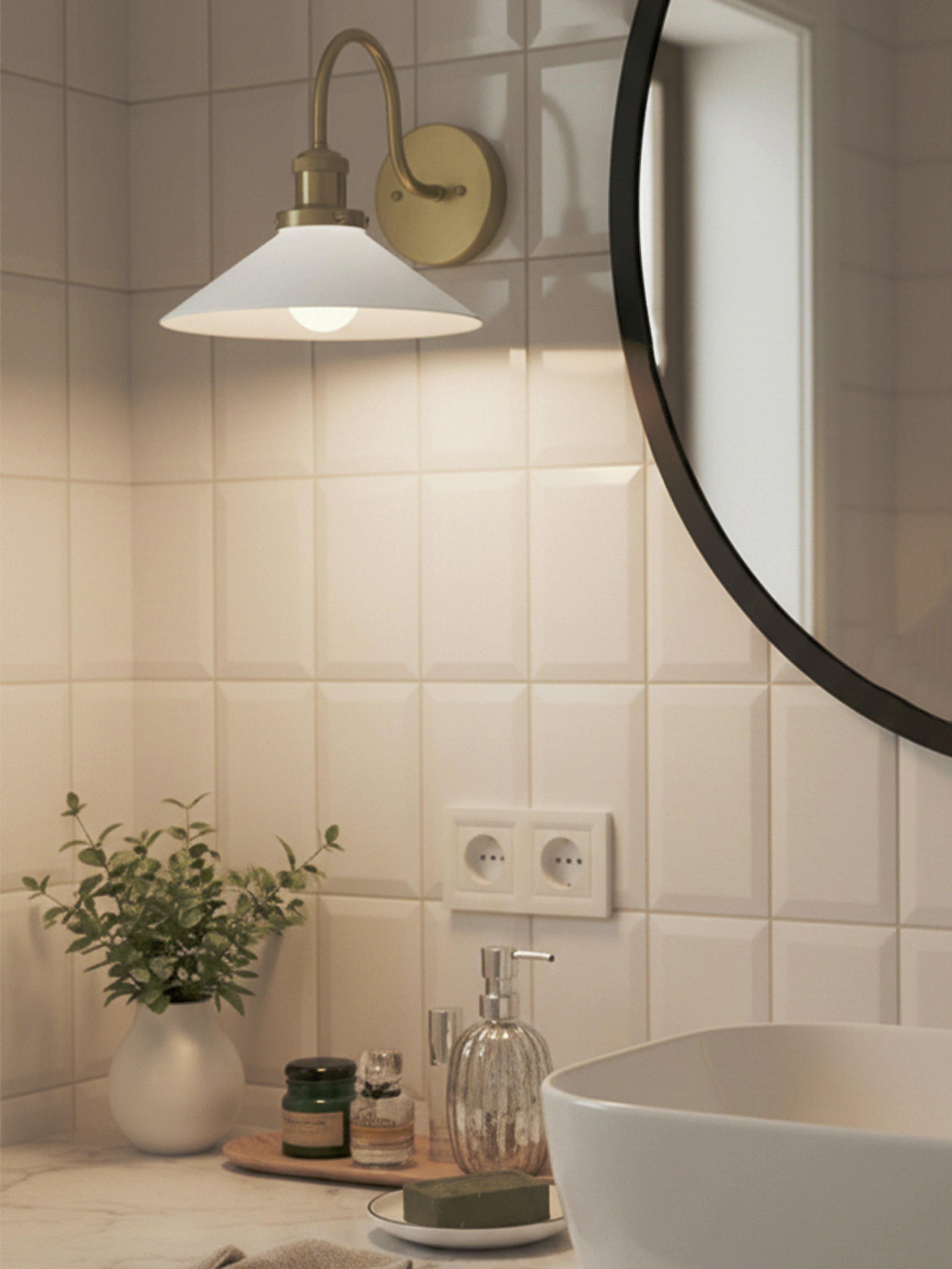 August Vägglampaip23, från PR Home, i färgen opal/mässing. Klicka för att öppna bilden i stort format