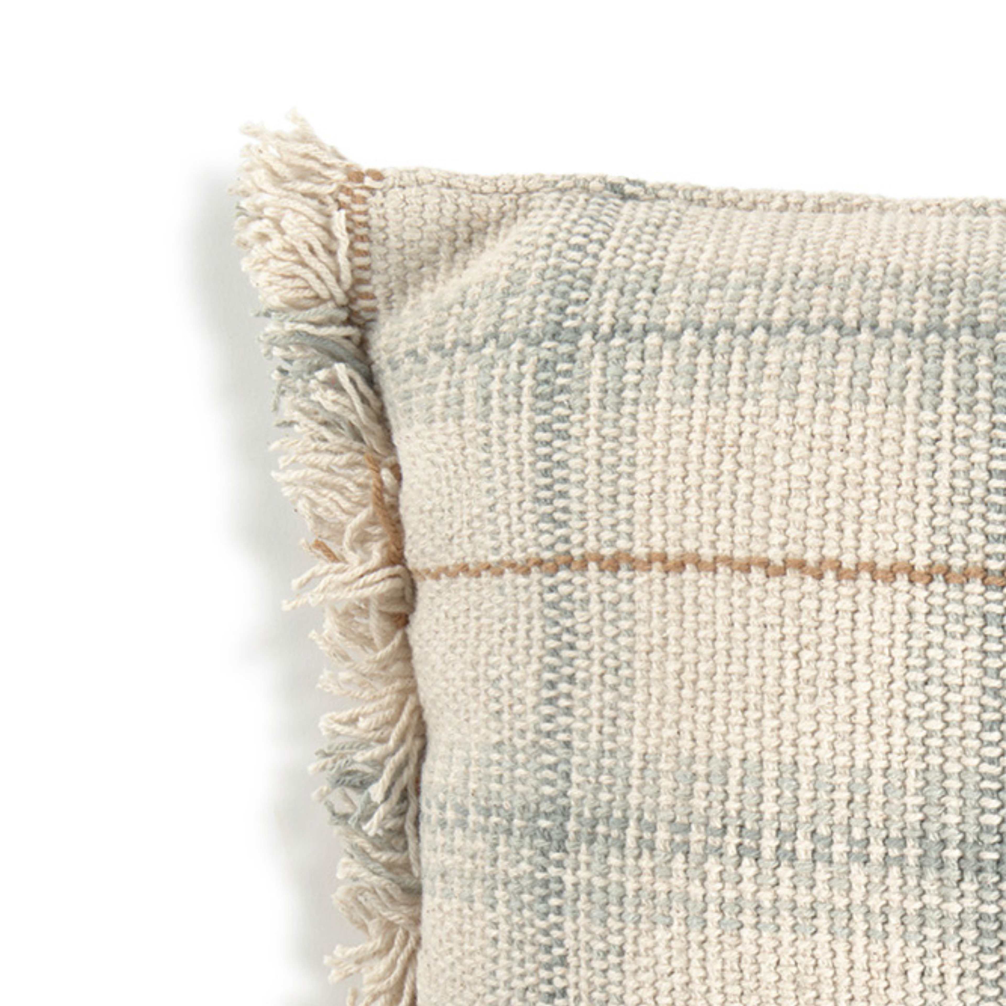 Handvävd Kudde, från LORENA CANALS, i färgen naturlig, blå salvia, vintageblå, ockra. Klicka för att öppna bilden i stort format