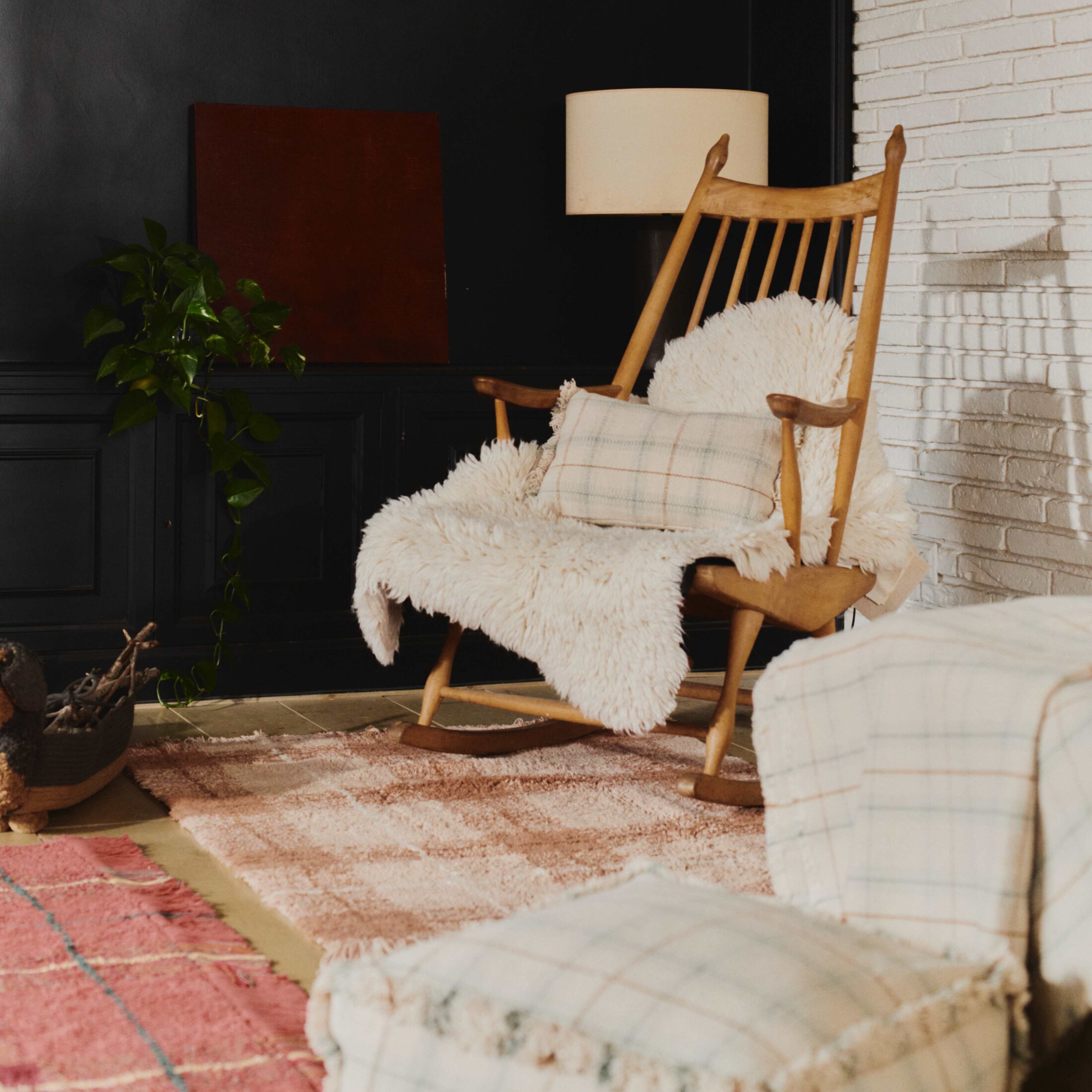 Handvävd Kudde, från LORENA CANALS, i färgen naturlig, blå salvia, vintageblå, ockra. Klicka för att öppna bilden i stort format