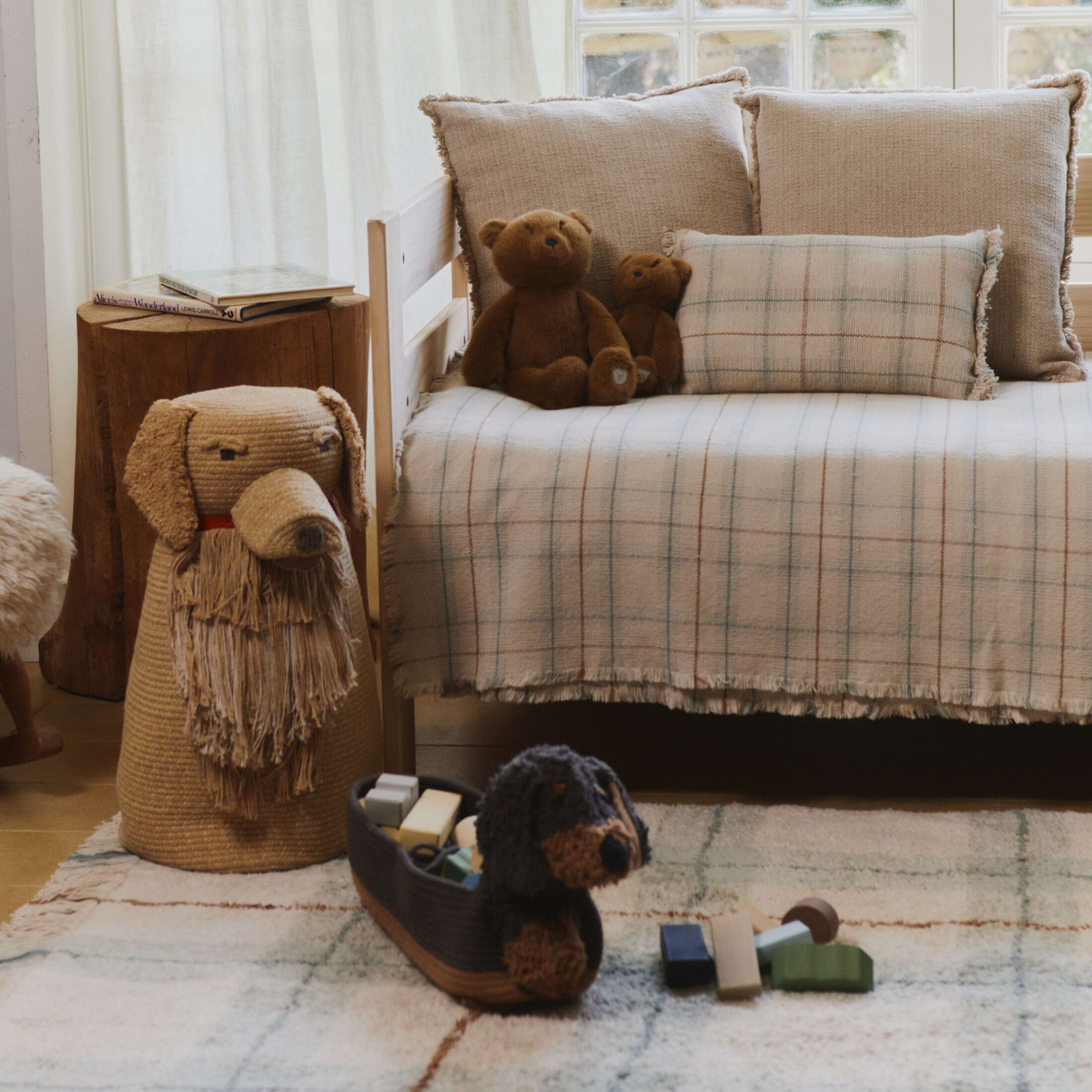 Handvävd Kudde, från LORENA CANALS, i färgen naturlig, blå salvia, vintageblå, ockra. Klicka för att öppna bilden i stort format