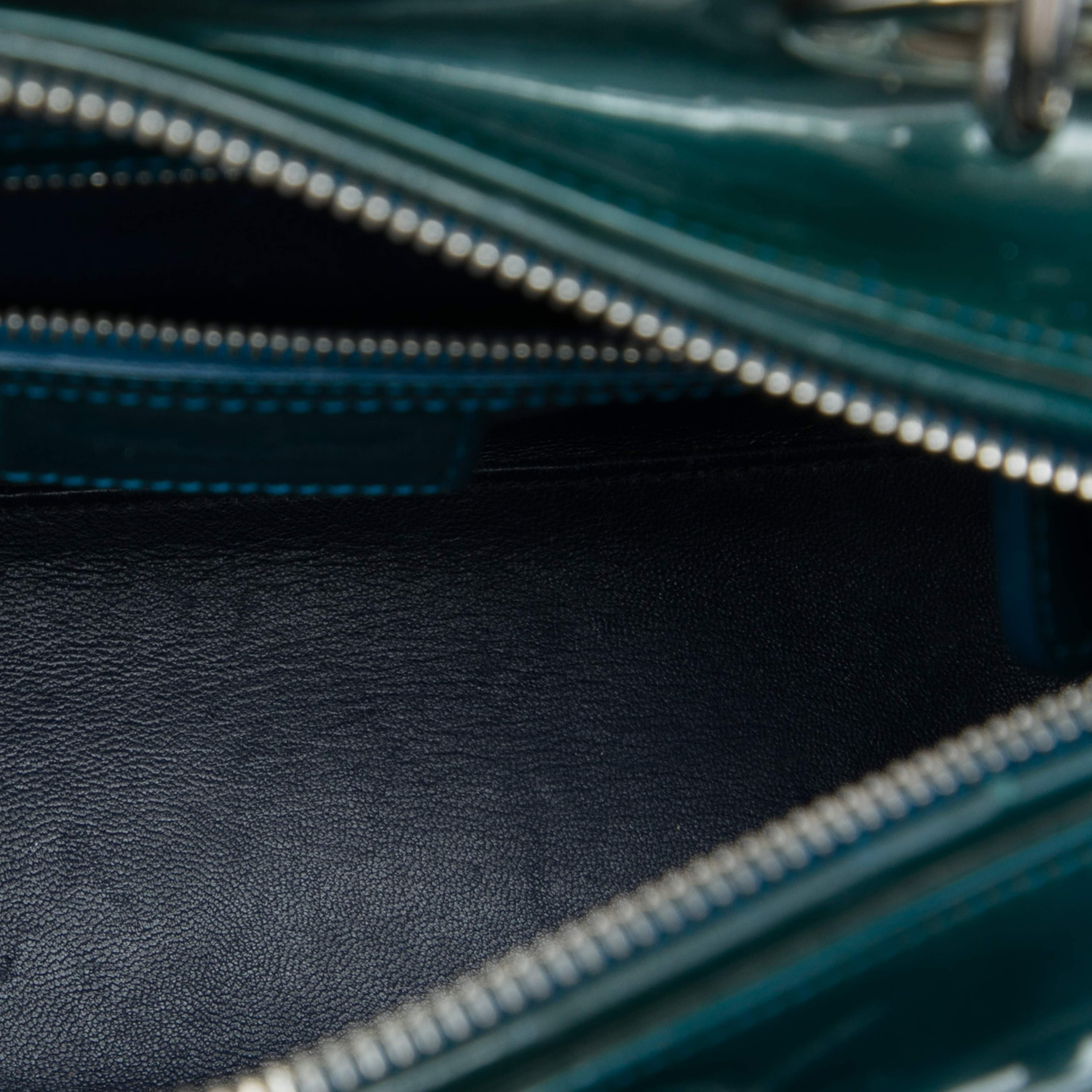 Dior Medium Patent Lady Dior, från Luxclusif, i färgen blå. Klicka för att öppna bilden i stort format