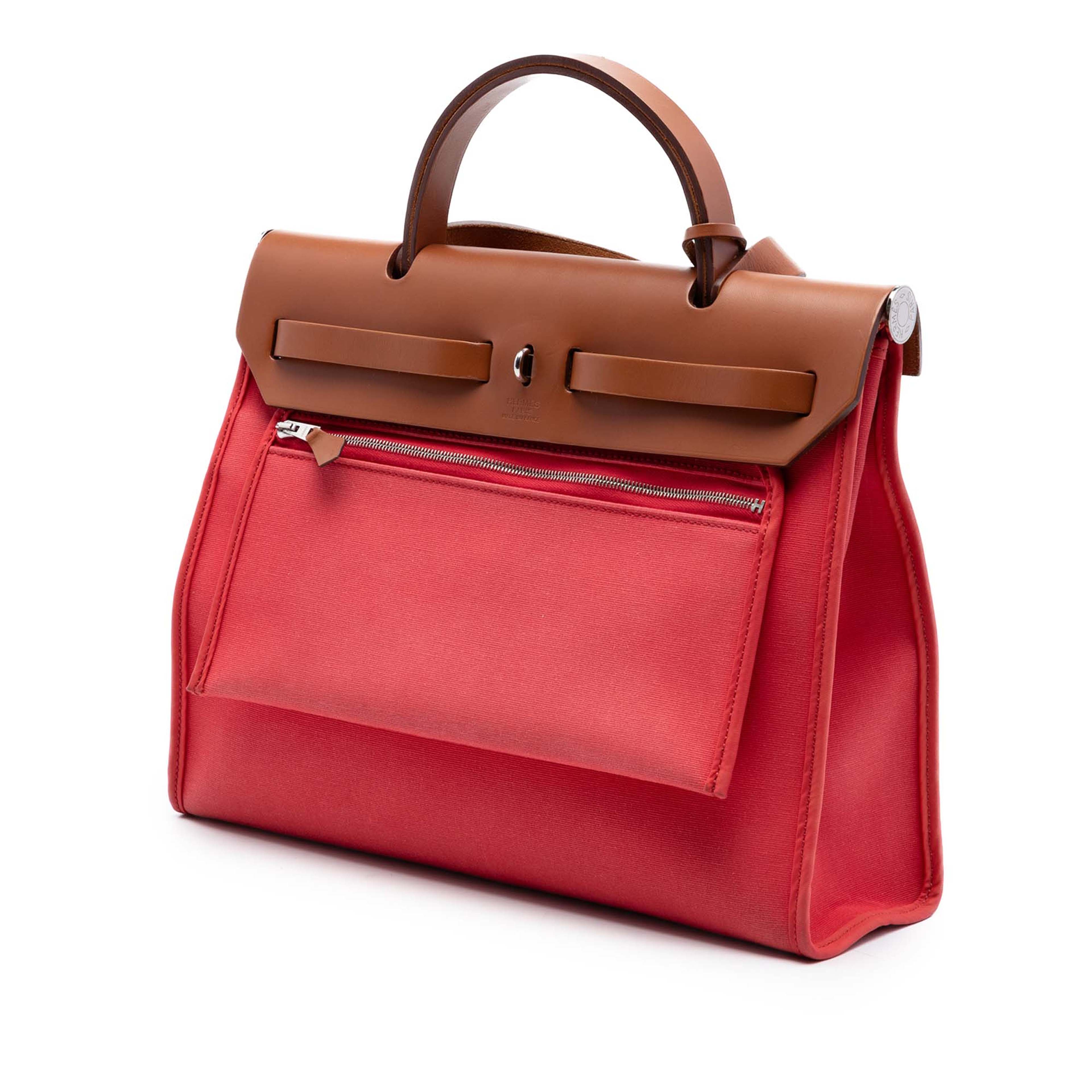 Hermès Toile Herbag Zip 31, från Luxclusif, i färgen röd. Klicka för att öppna bilden i stort format