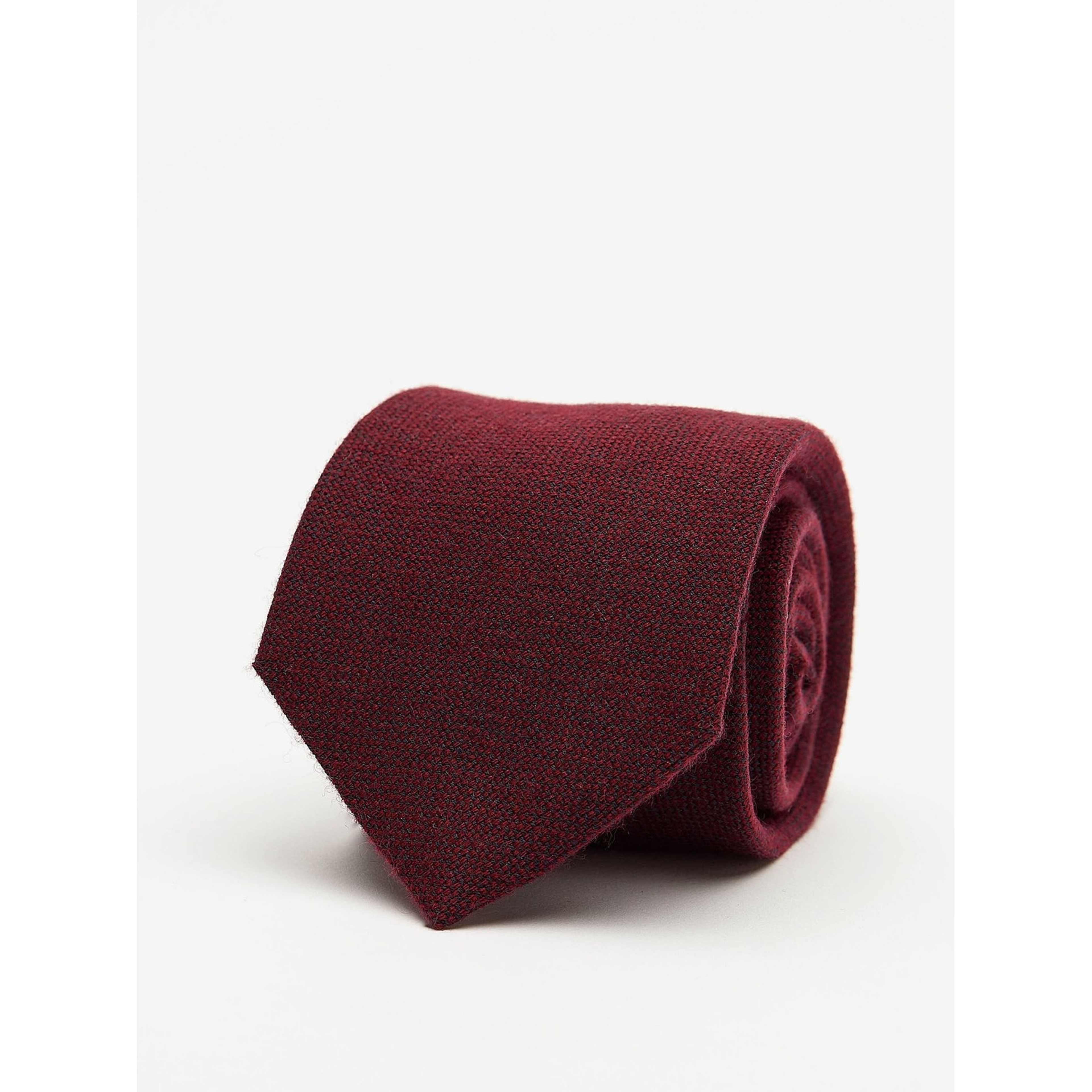 Cashmere Tie, från John Henric, i färgen burgundy. Klicka för att öppna bilden i stort format