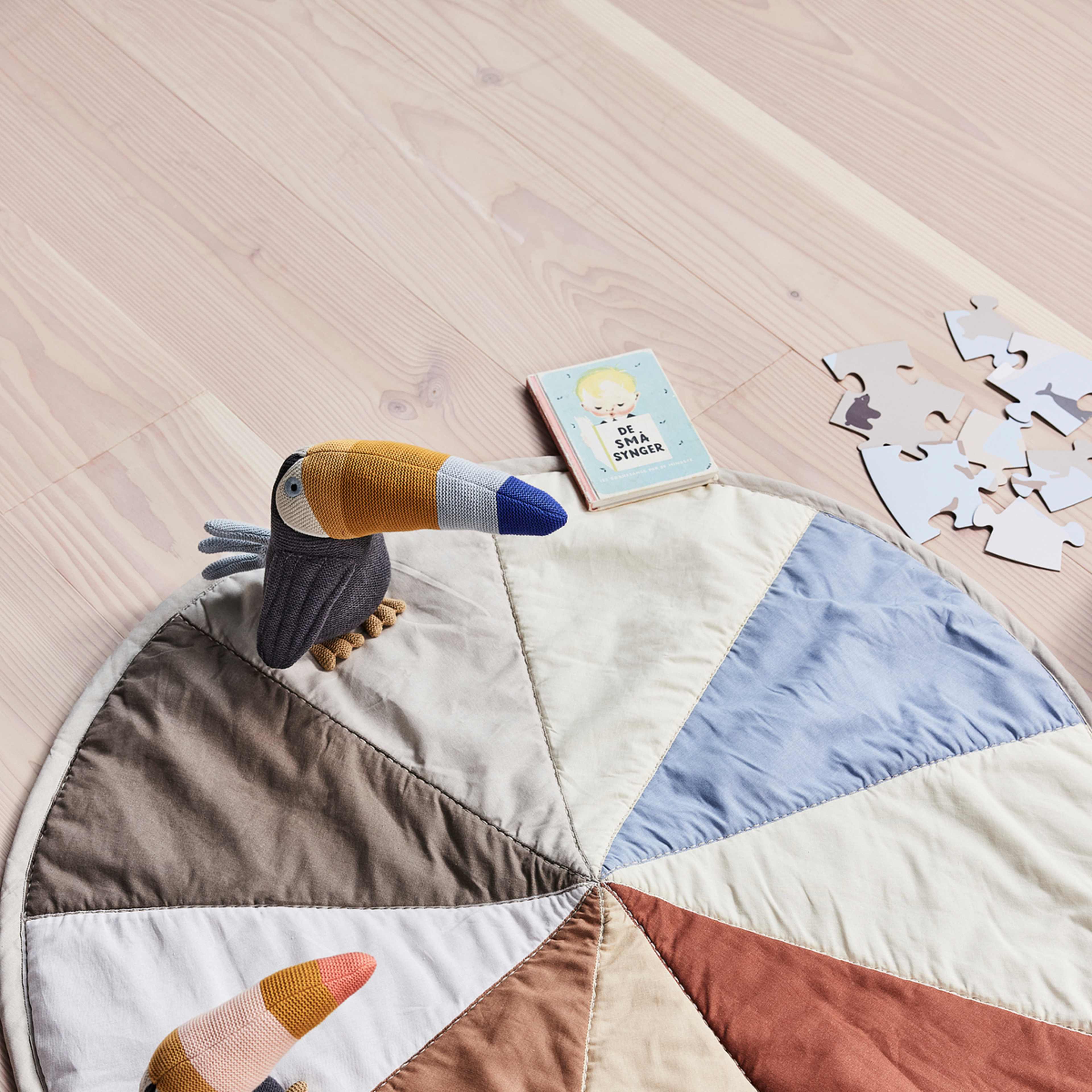 Larva Rattle, från OYOY Mini, i färgen nature. Klicka för att öppna bilden i stort format