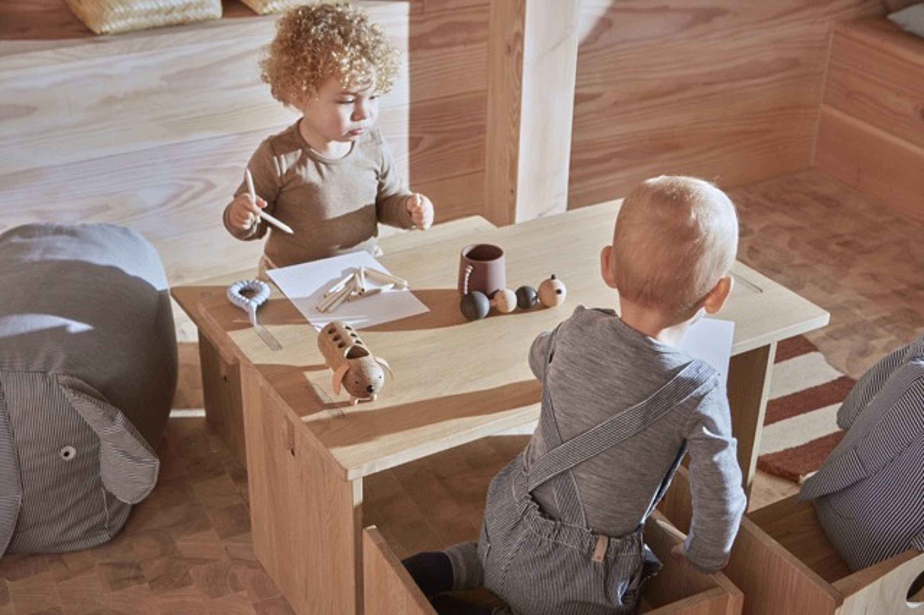 Larva Rattle, från OYOY Mini, i färgen nature. Klicka för att öppna bilden i stort format