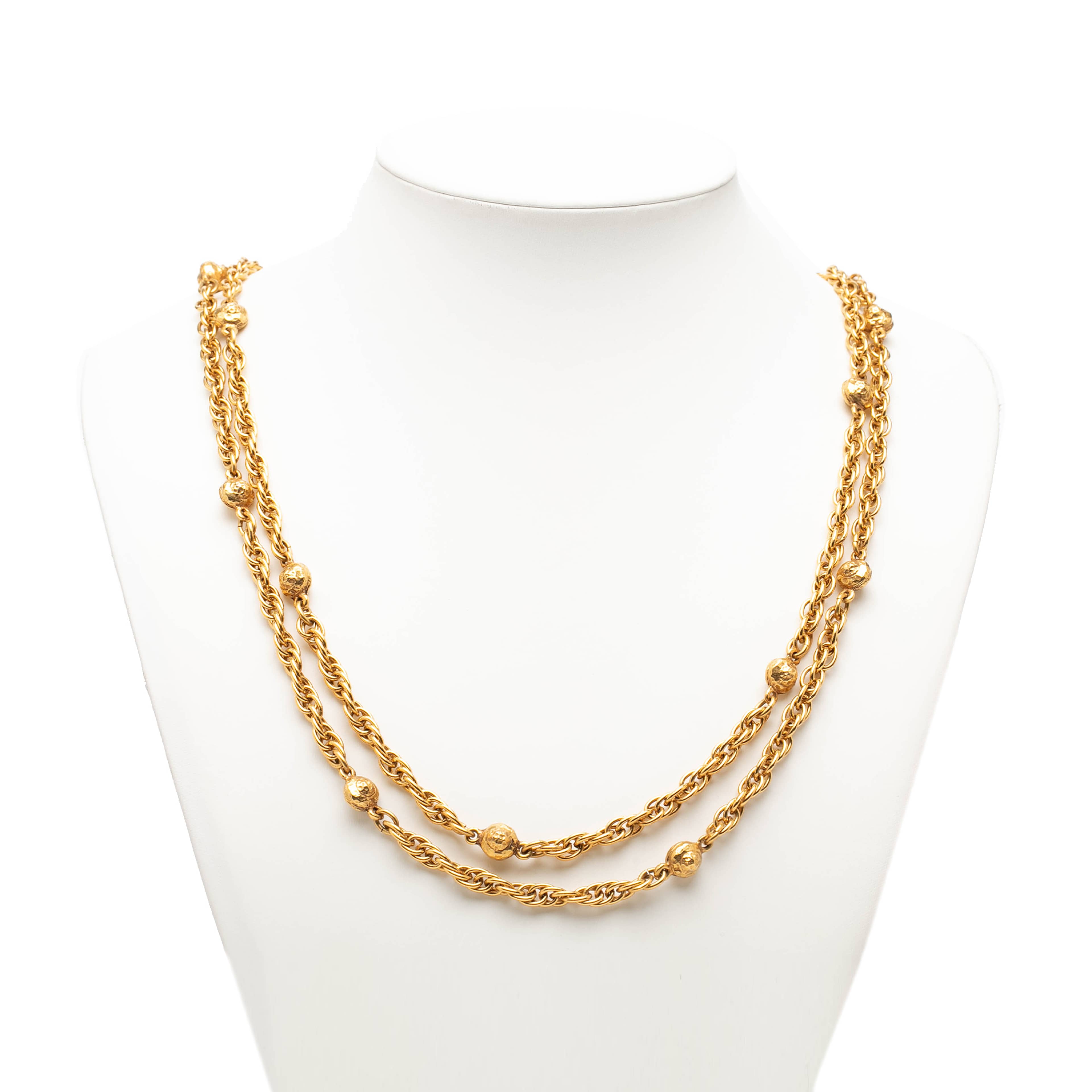 Chanel Cc Gold Plated Station Chain Long Necklace, från Luxclusif, i färgen gold. Klicka för att öppna bilden i stort format