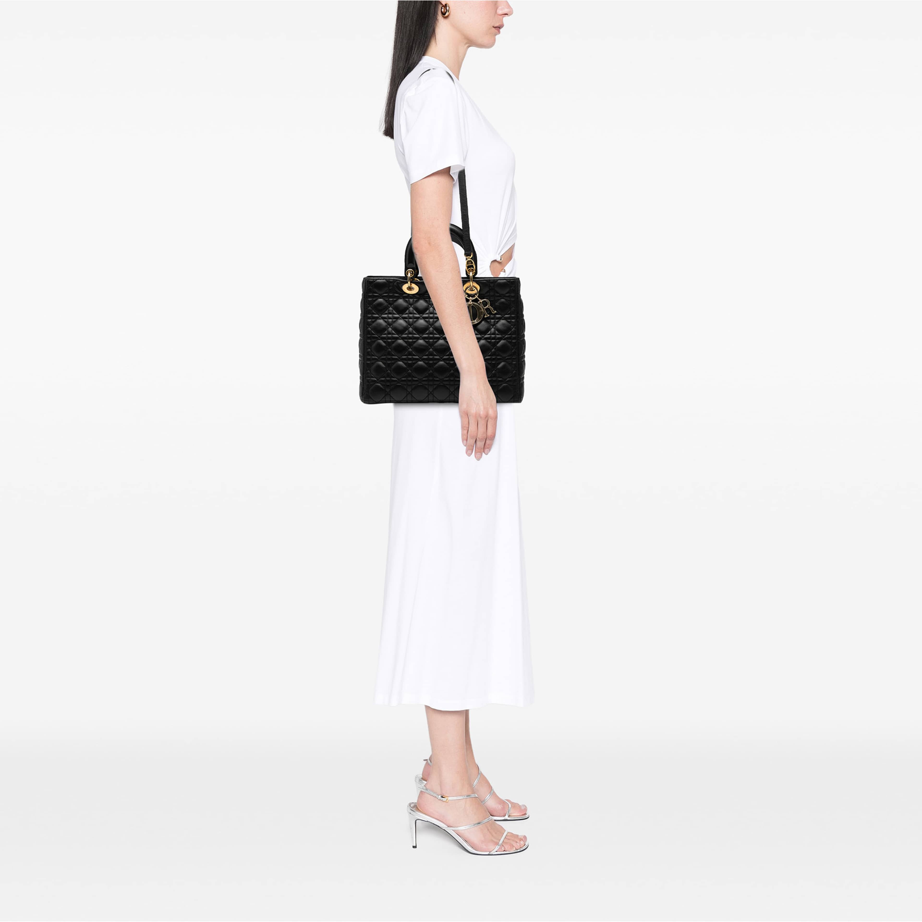 Dior Large Lambskin Cannage Lady Dior, från Luxclusif, i färgen svart. Klicka för att öppna bilden i stort format