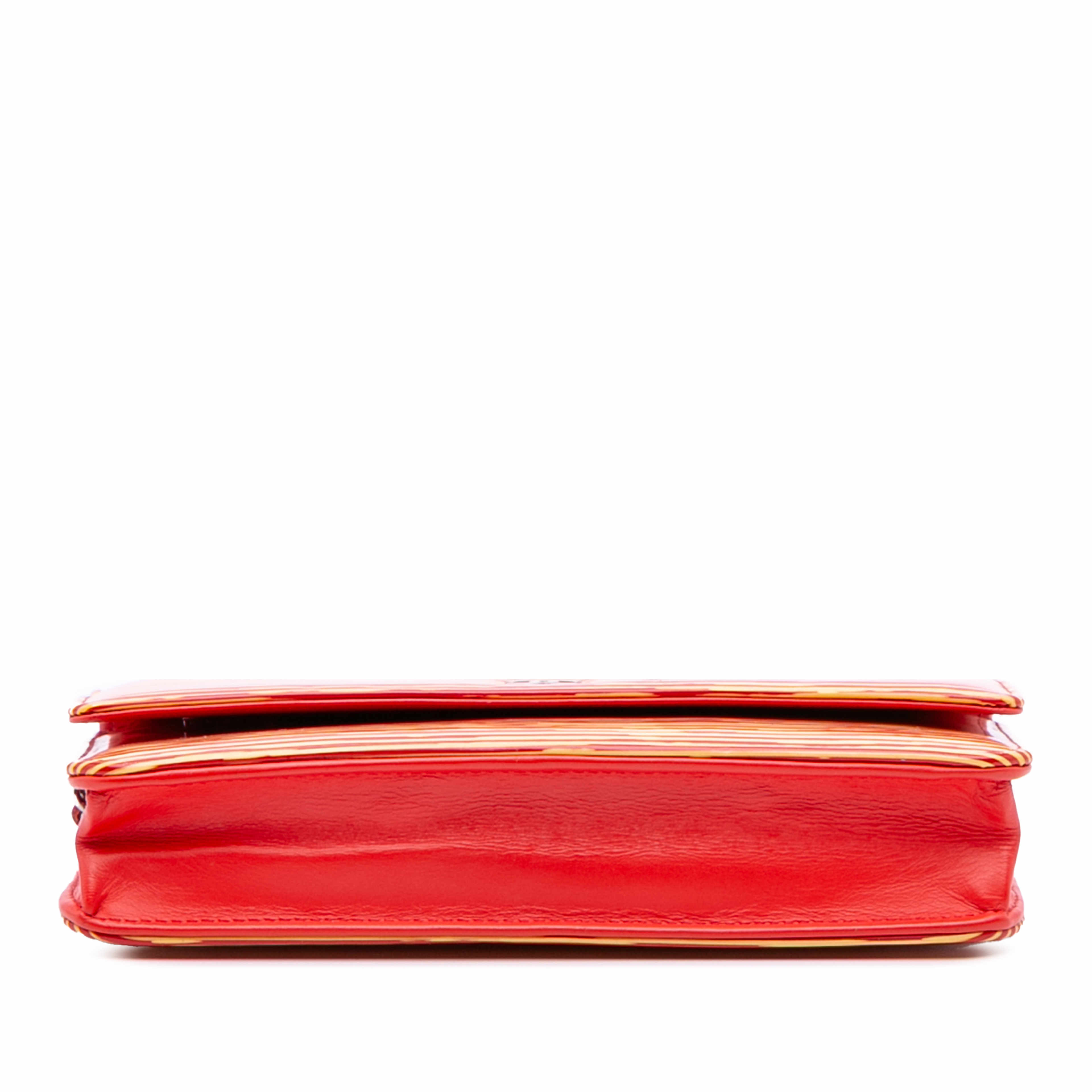 Chanel Patent Striped Wallet On Chain, från Luxclusif, i färgen orange. Klicka för att öppna bilden i stort format