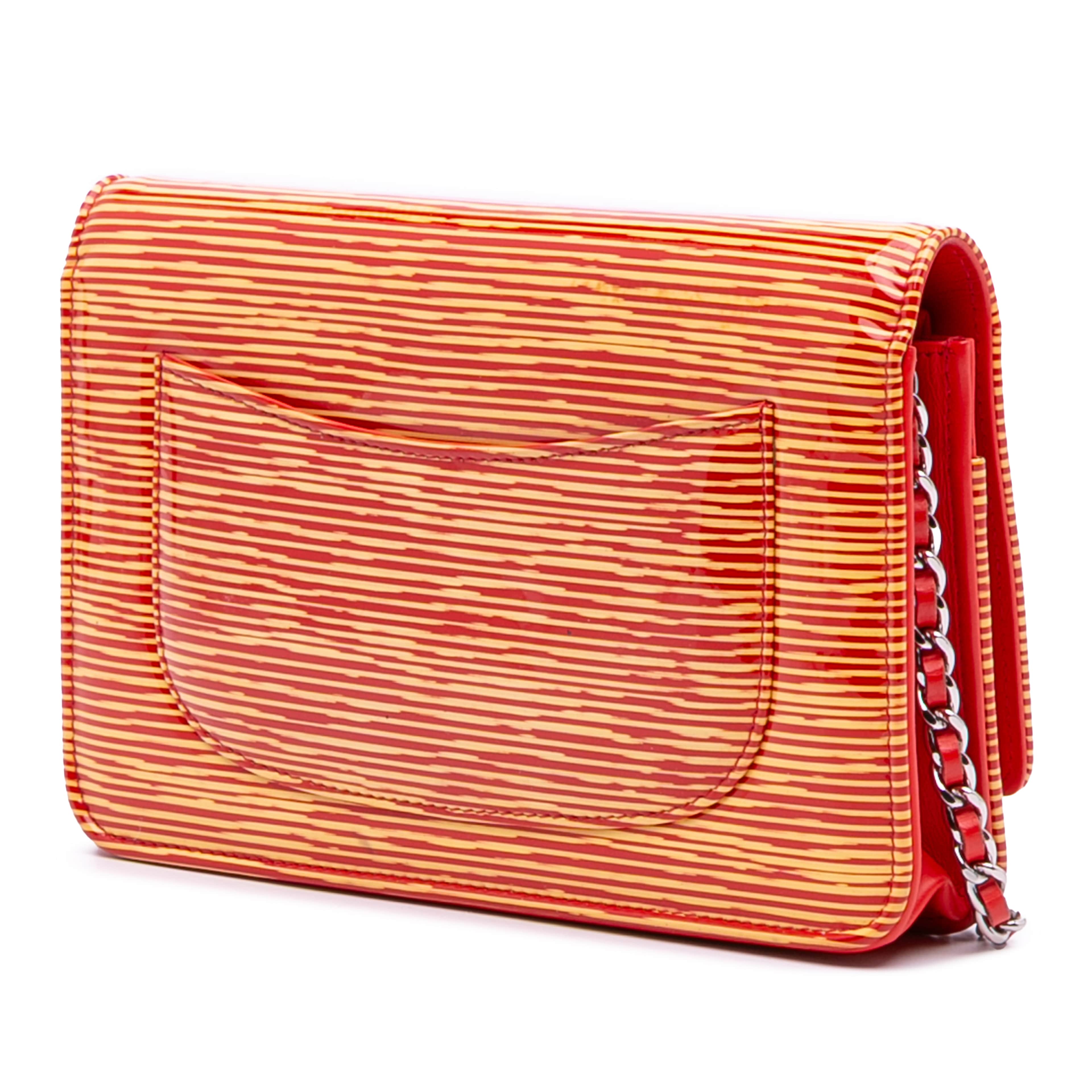 Chanel Patent Striped Wallet On Chain, från Luxclusif, i färgen orange. Klicka för att öppna bilden i stort format