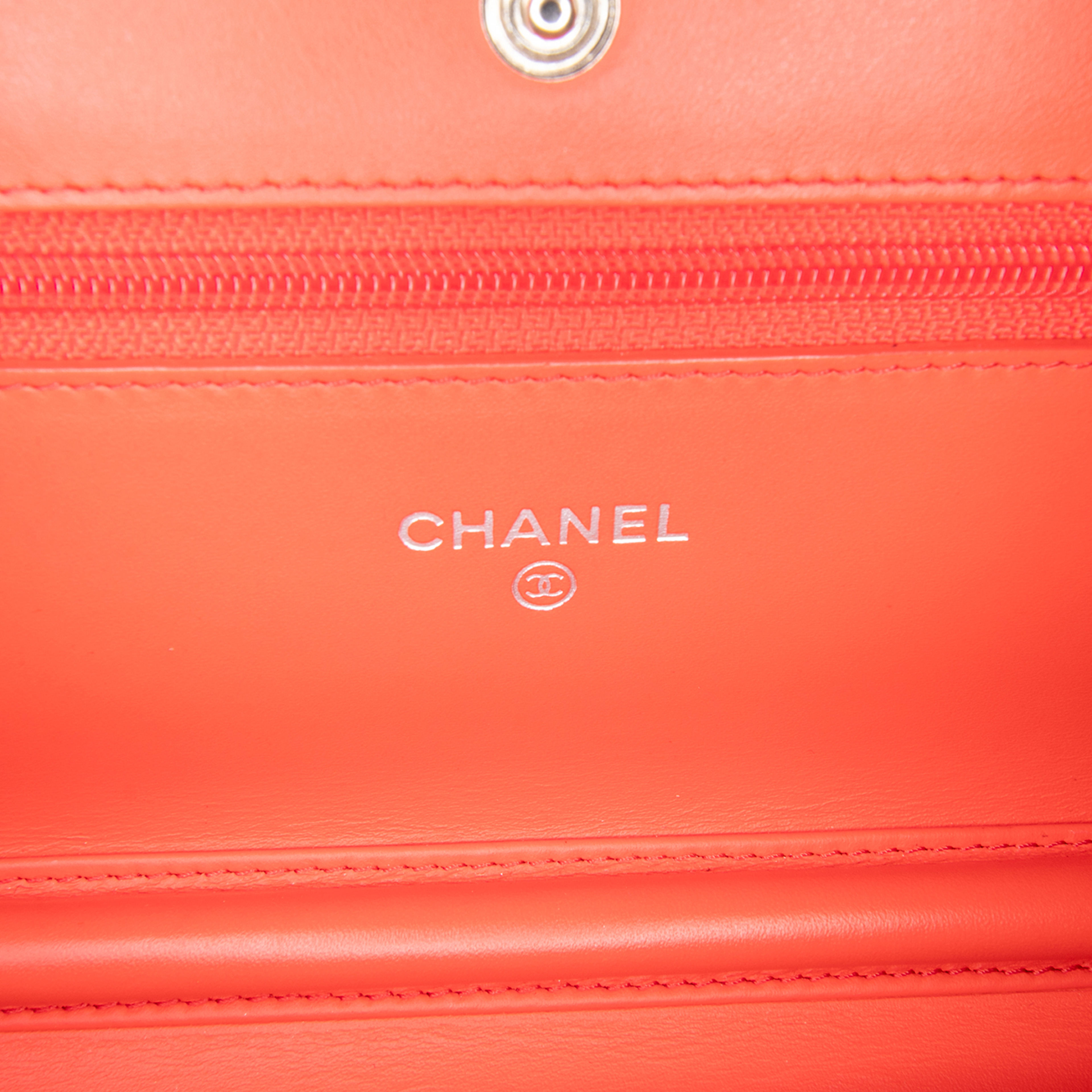 Chanel Patent Striped Wallet On Chain, från Luxclusif, i färgen orange. Klicka för att öppna bilden i stort format