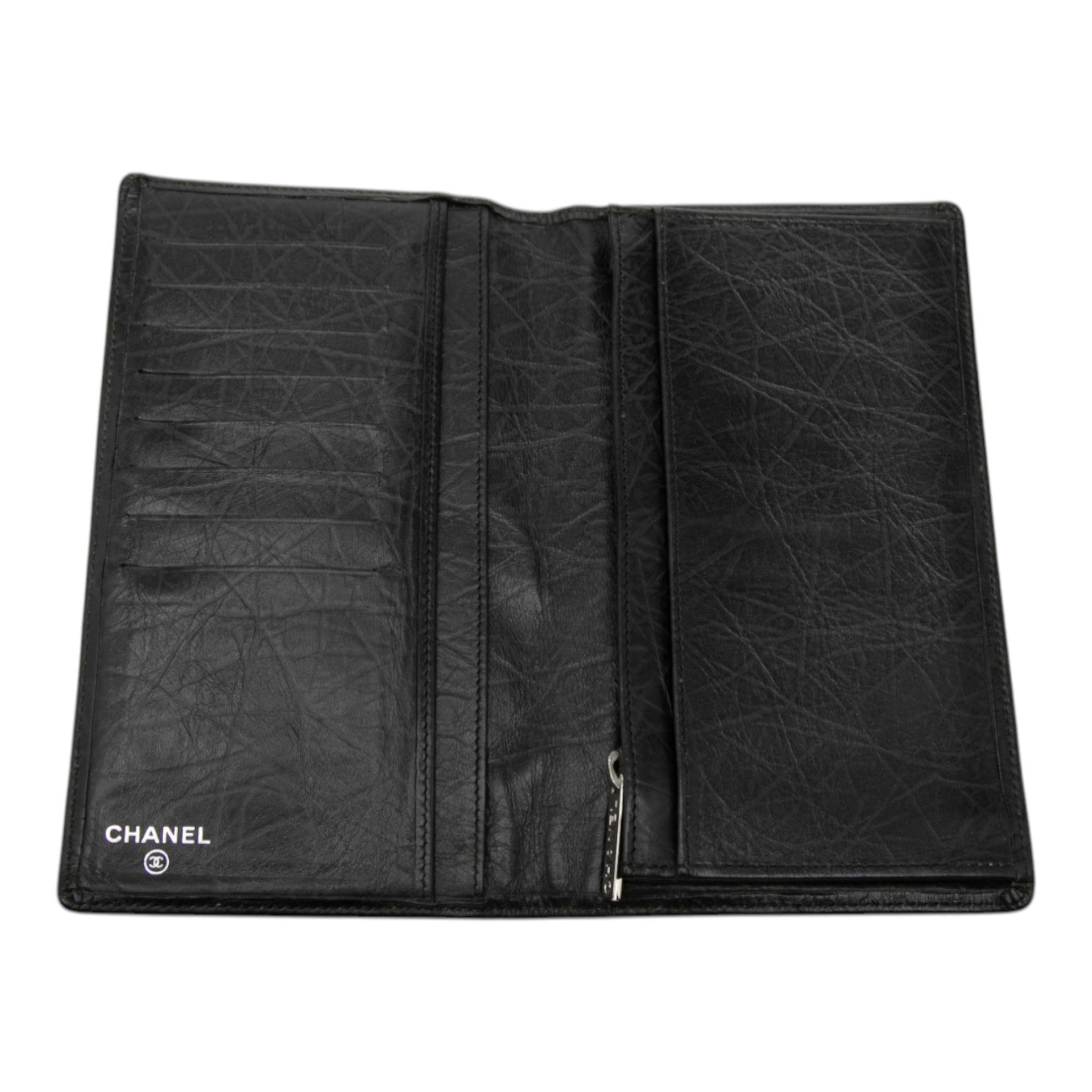 Chanel Quilted Aged Calfskin Cambon Ligne Bifold Wallet, från Luxclusif, i färgen black. Klicka för att öppna bilden i stort format