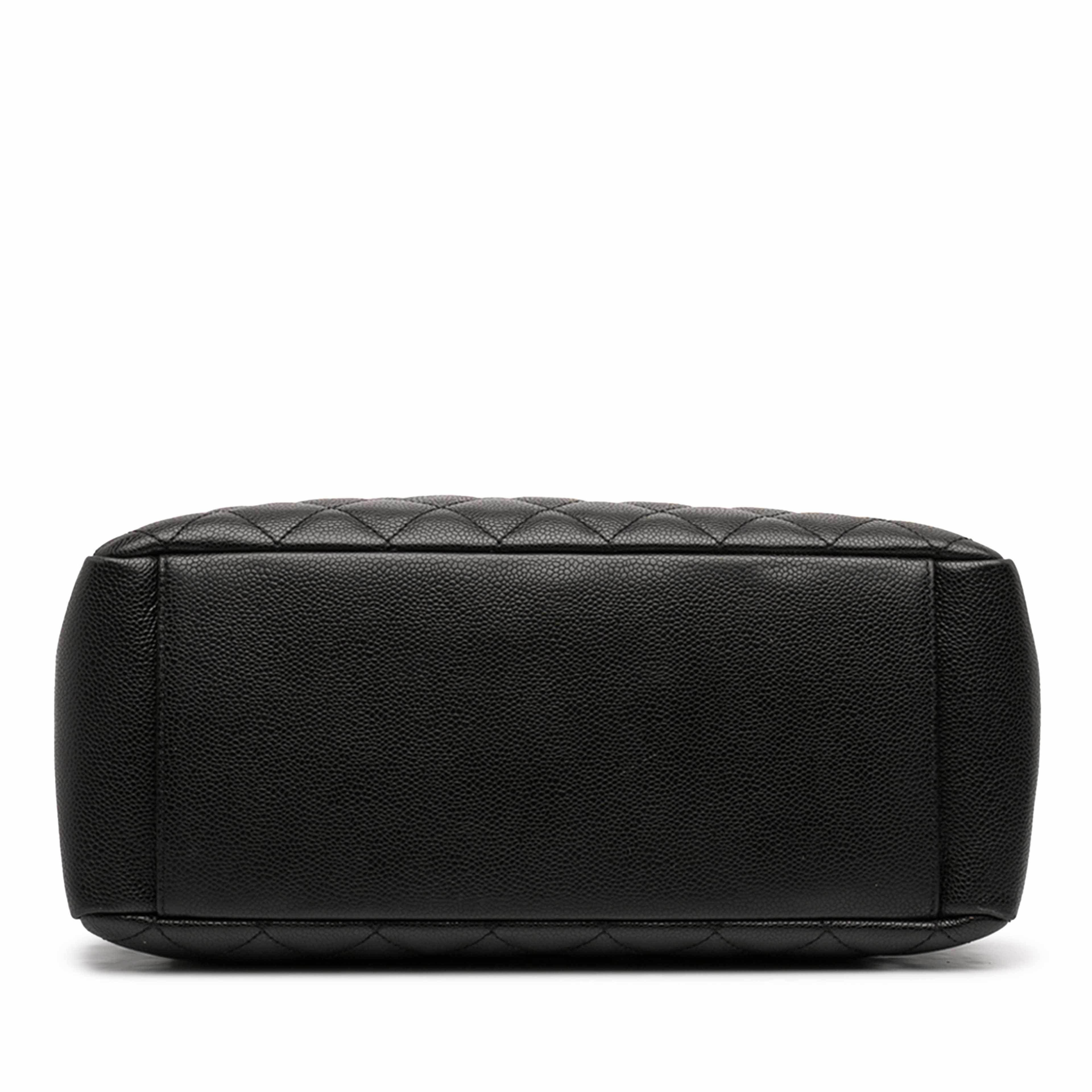 Chanel Caviar Grand Shopping Tote, från Luxclusif, i färgen black. Klicka för att öppna bilden i stort format