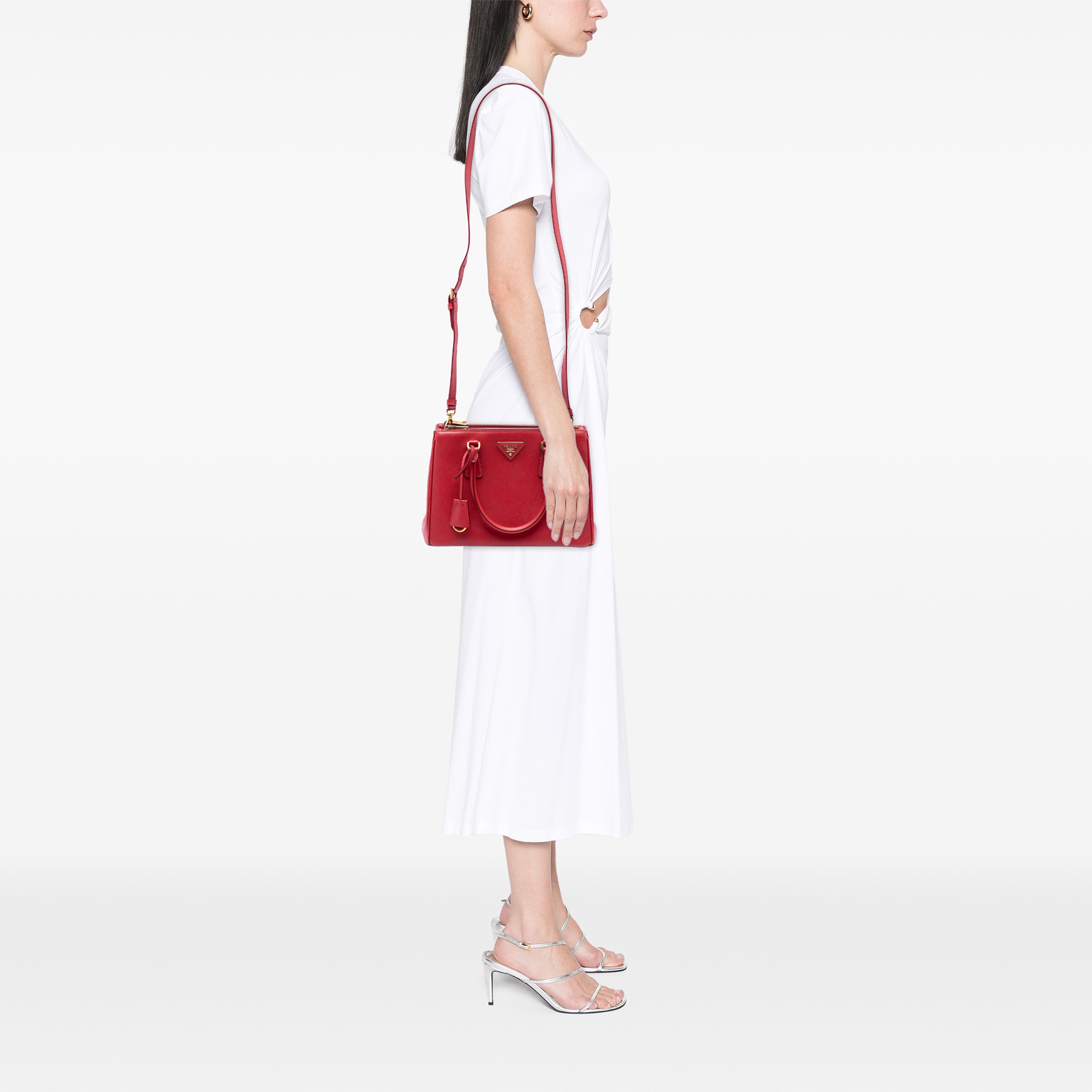 Prada Medium Saffiano Galleria Double Zip Satchel, från Luxclusif, i färgen röd. Klicka för att öppna bilden i stort format