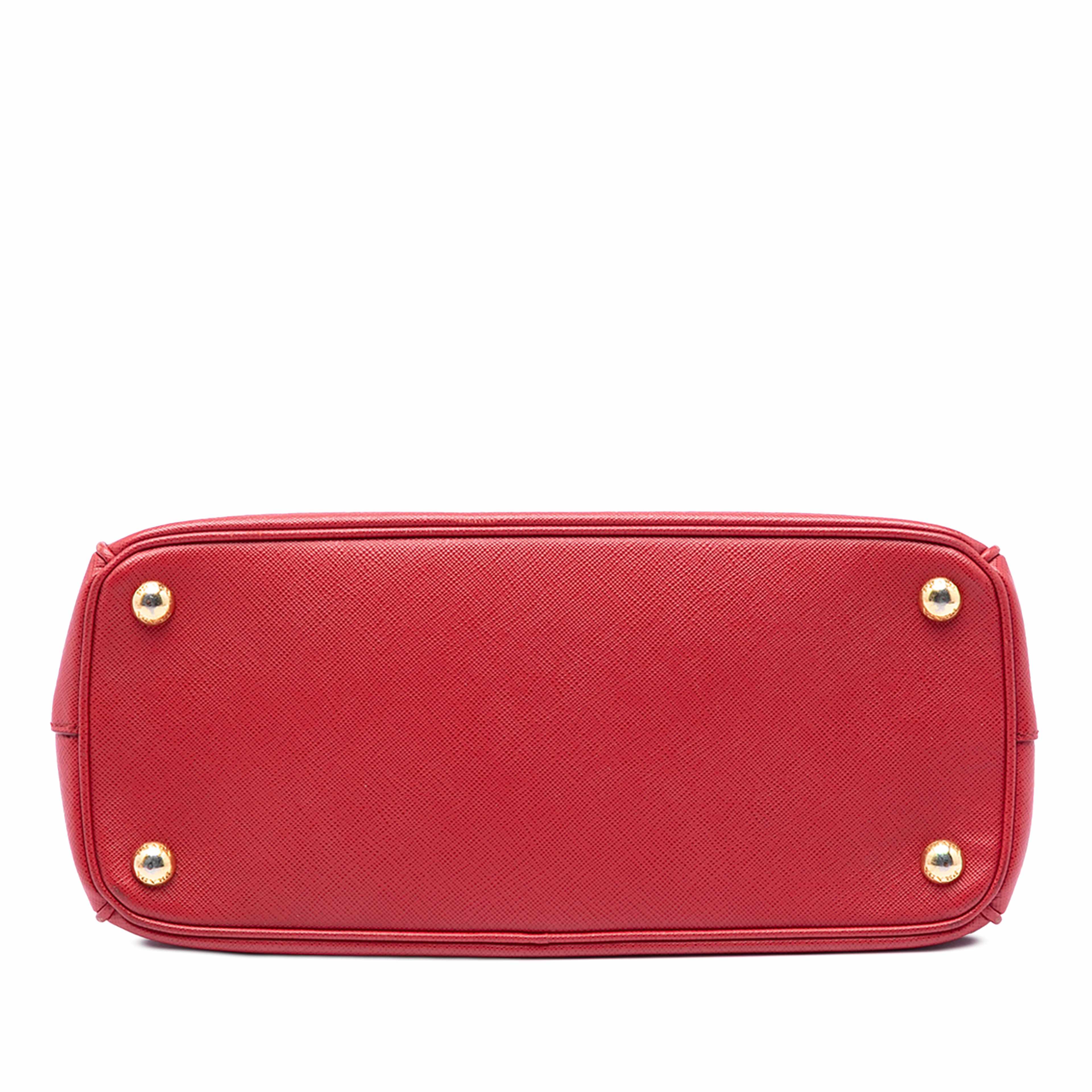 Prada Medium Saffiano Galleria Double Zip Satchel, från Luxclusif, i färgen röd. Klicka för att öppna bilden i stort format
