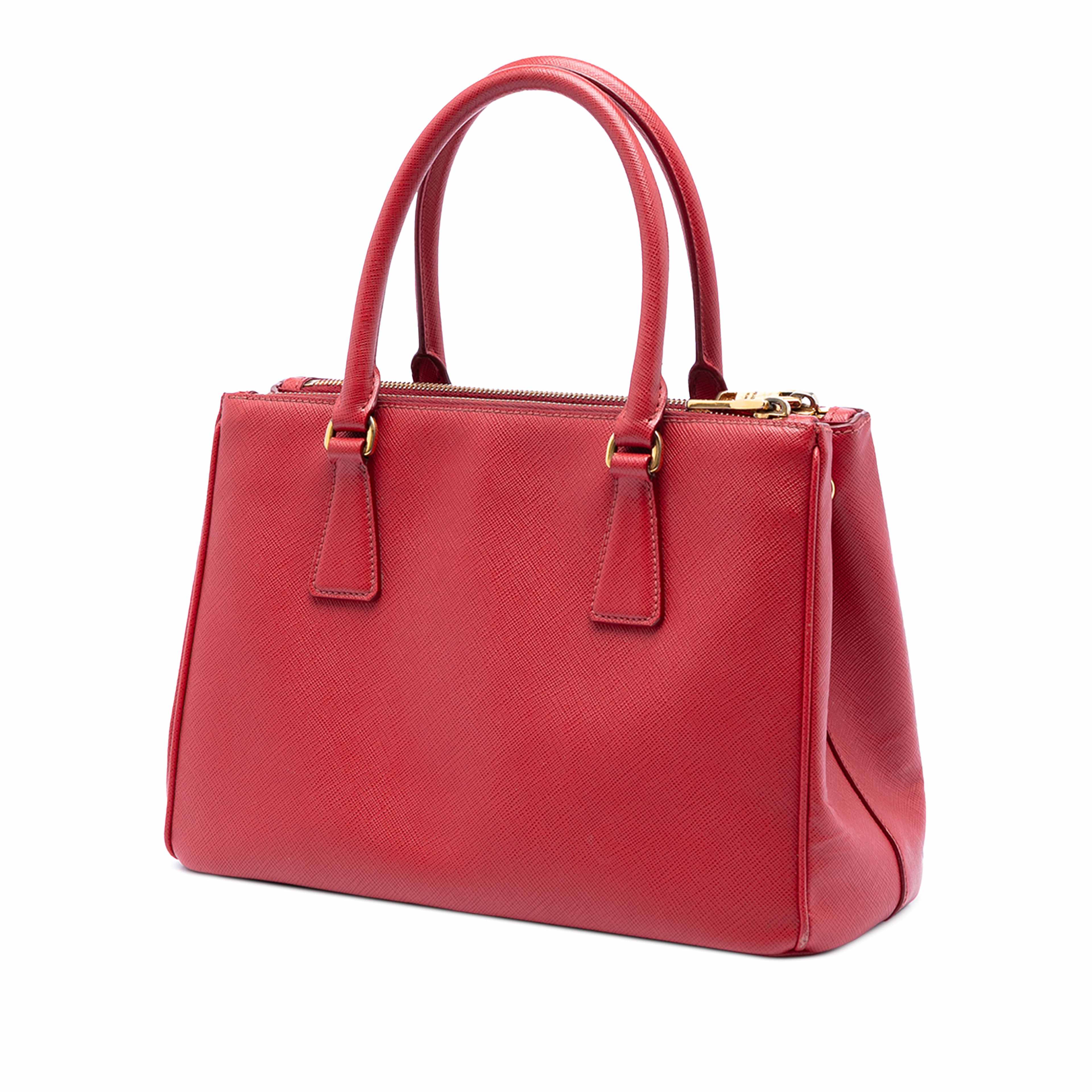 Prada Medium Saffiano Galleria Double Zip Satchel, från Luxclusif, i färgen röd. Klicka för att öppna bilden i stort format