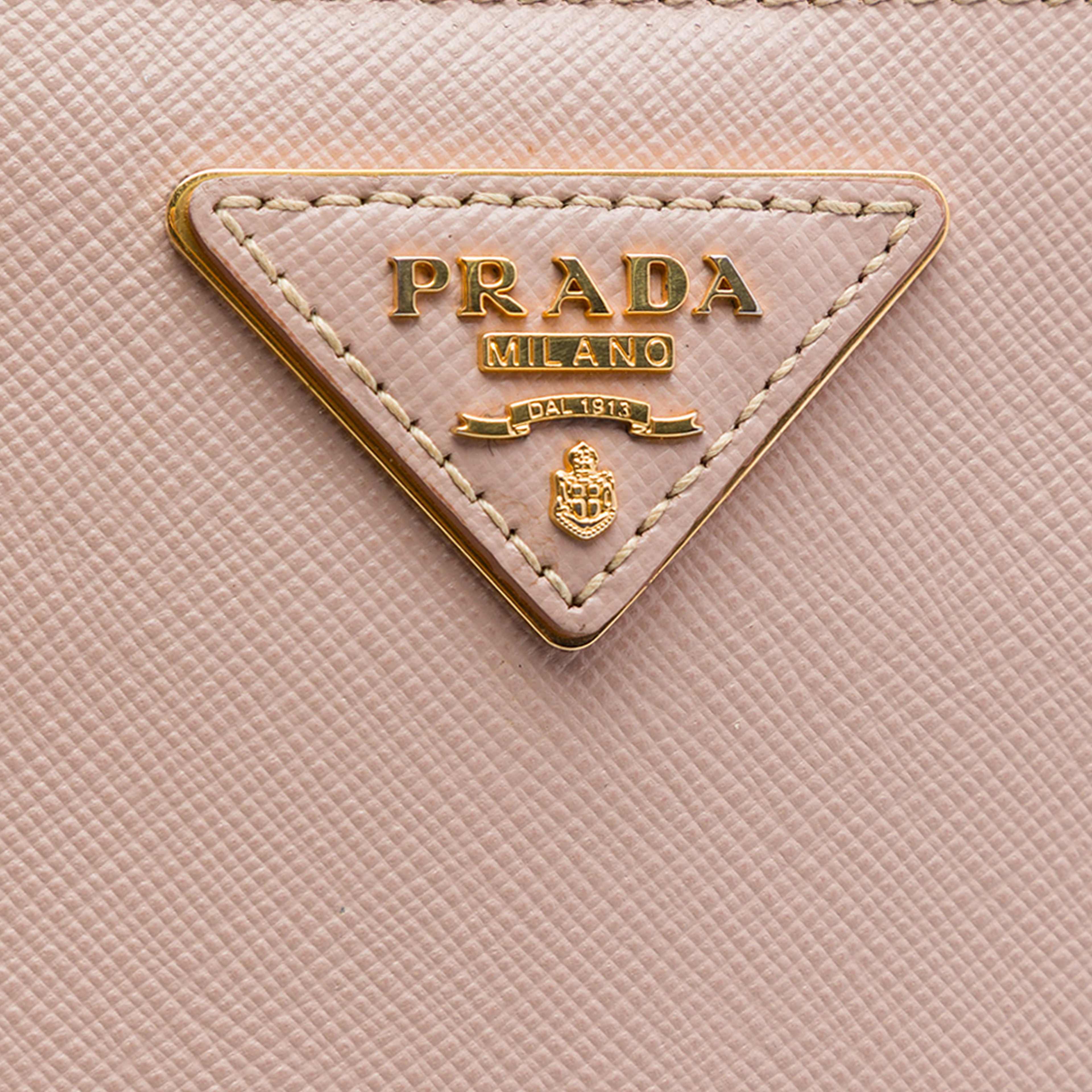 Prada Medium Saffiano Lux Galleria Satchel, från Luxclusif, i färgen rosa. Klicka för att öppna bilden i stort format