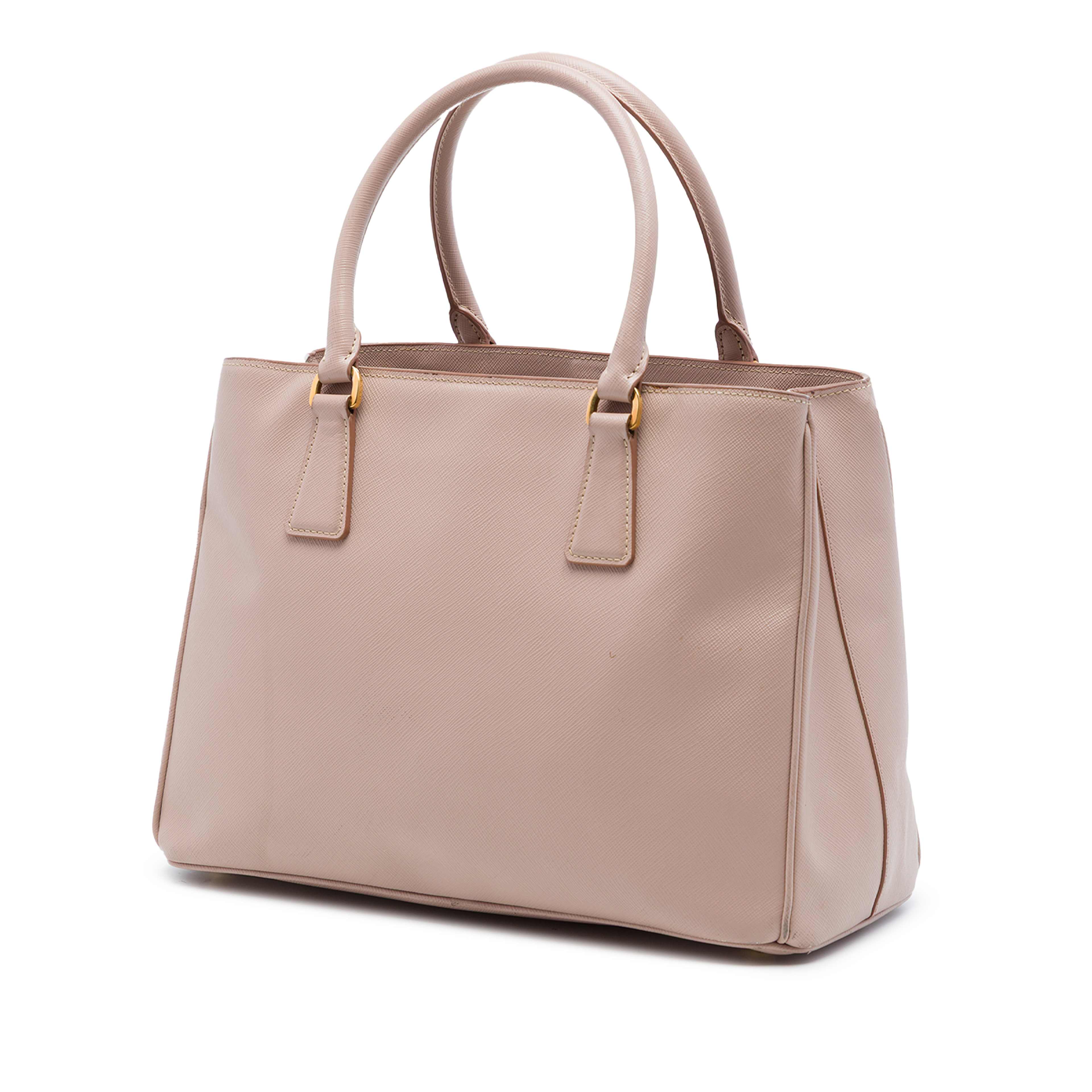 Prada Medium Saffiano Lux Galleria Satchel, från Luxclusif, i färgen rosa. Klicka för att öppna bilden i stort format