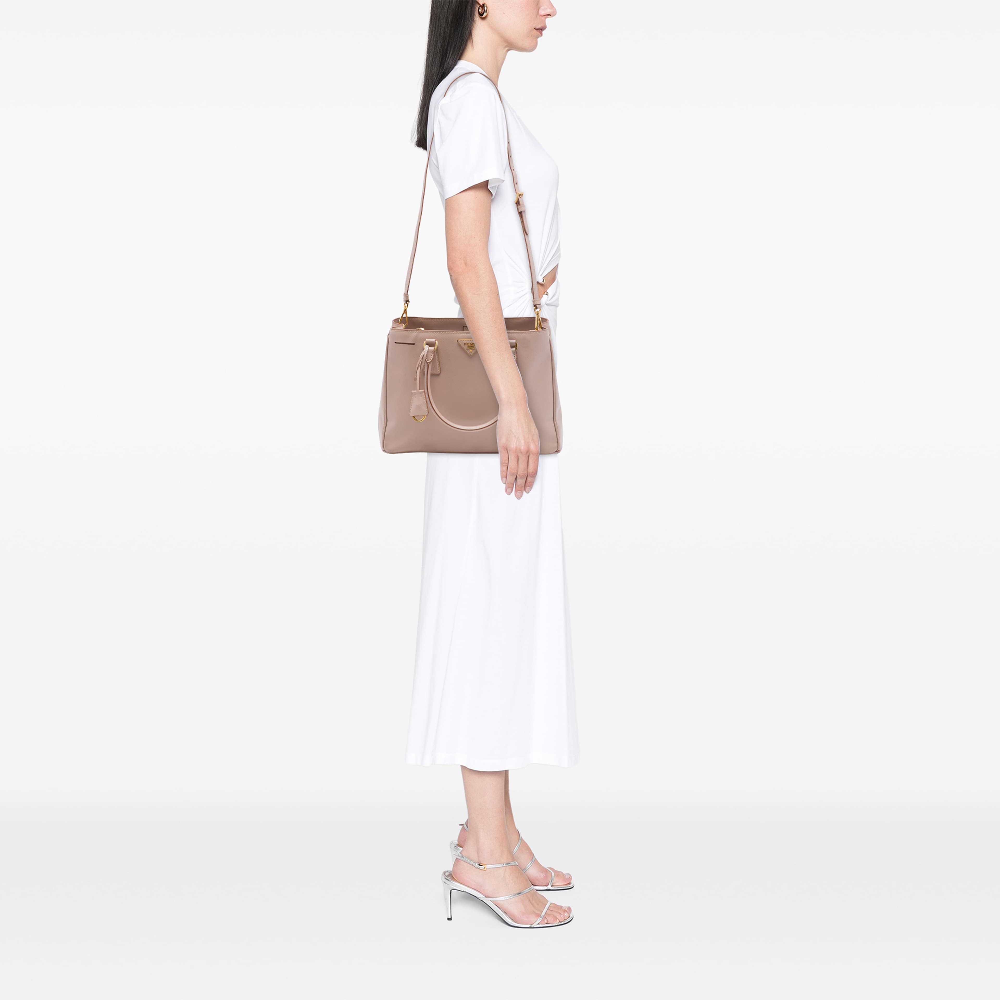 Prada Medium Saffiano Lux Galleria Satchel, från Luxclusif, i färgen rosa. Klicka för att öppna bilden i stort format
