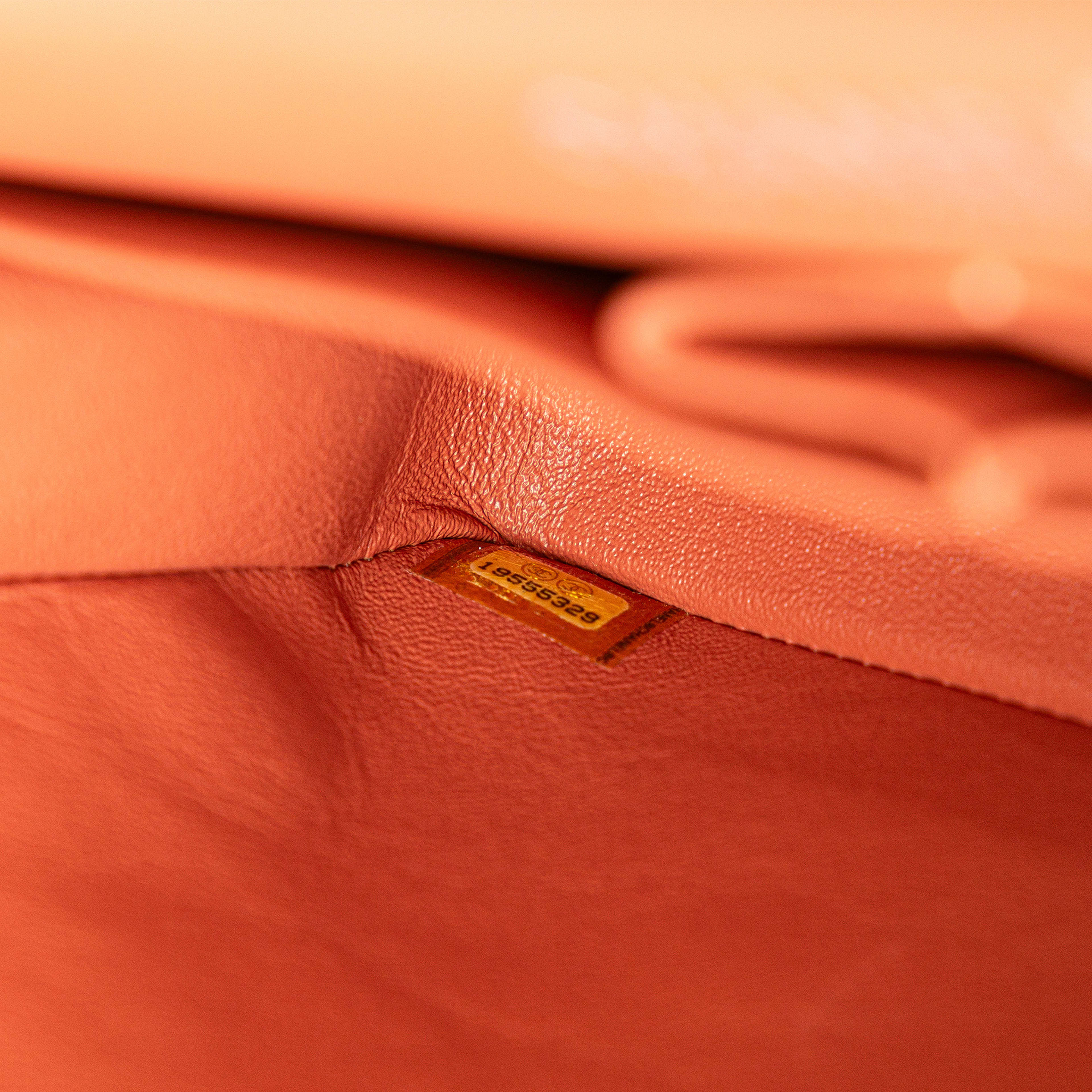 Chanel Medium Classic Lambskin Double Flap, från Luxclusif, i färgen orange. Klicka för att öppna bilden i stort format