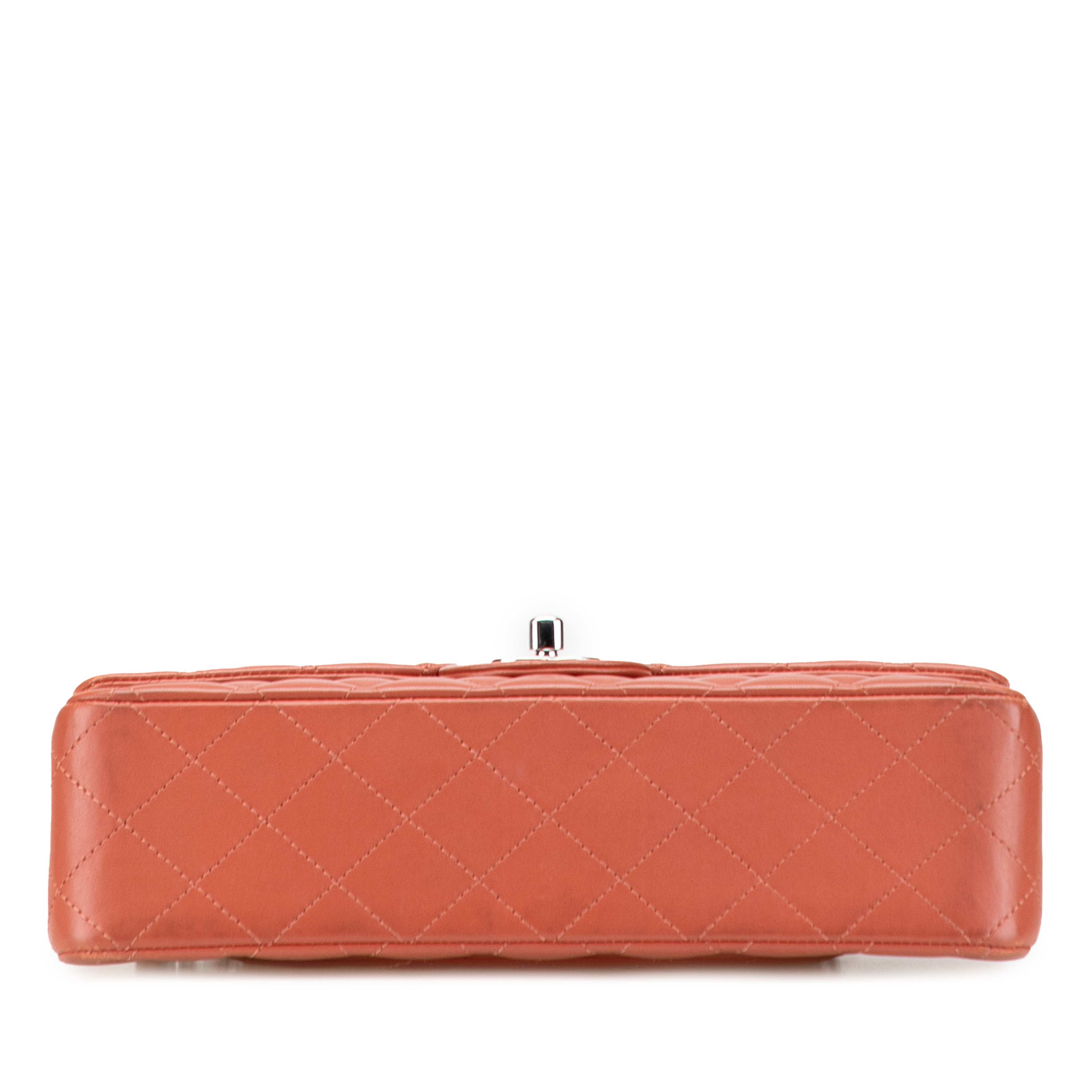 Chanel Medium Classic Lambskin Double Flap, från Luxclusif, i färgen orange. Klicka för att öppna bilden i stort format