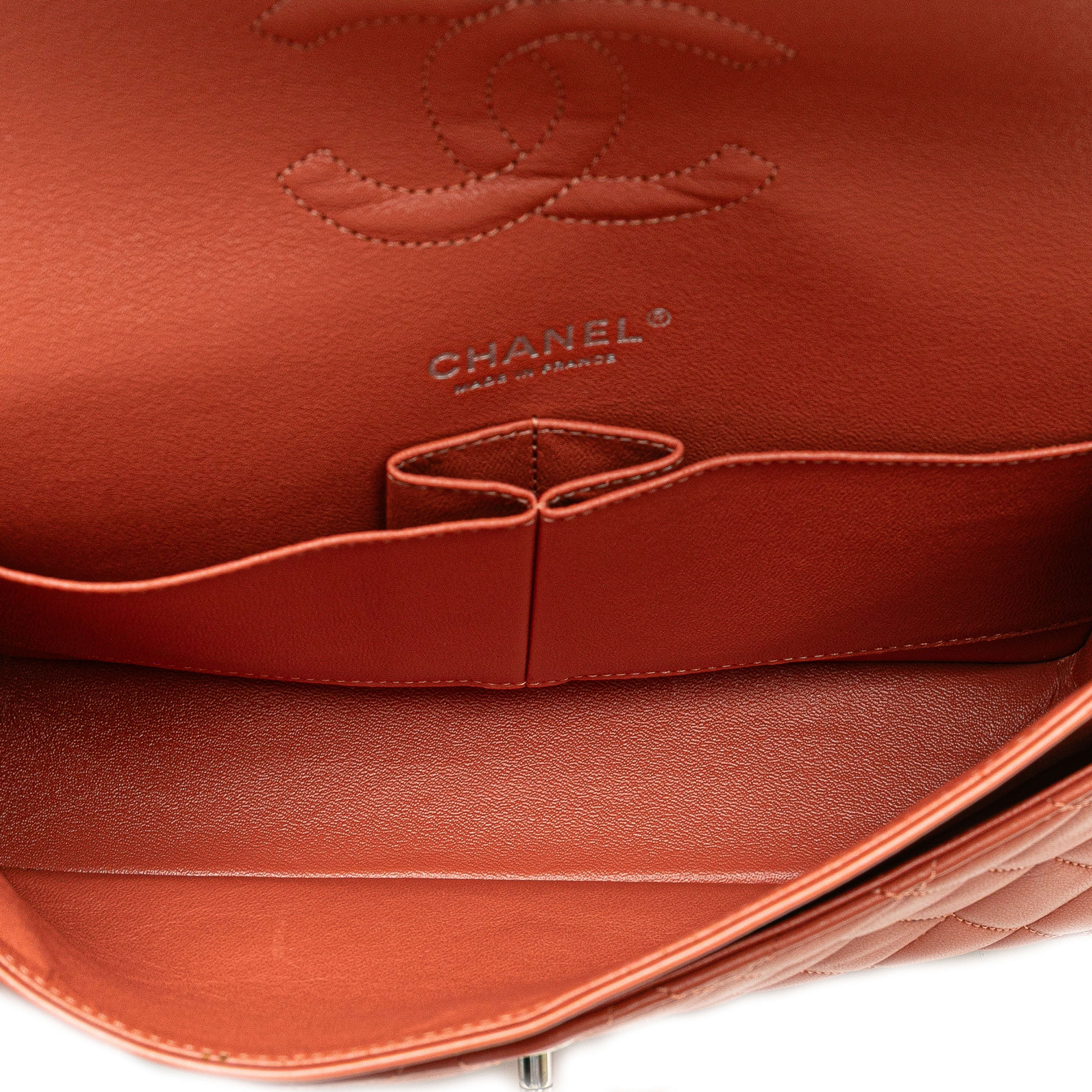 Chanel Medium Classic Lambskin Double Flap, från Luxclusif, i färgen orange. Klicka för att öppna bilden i stort format