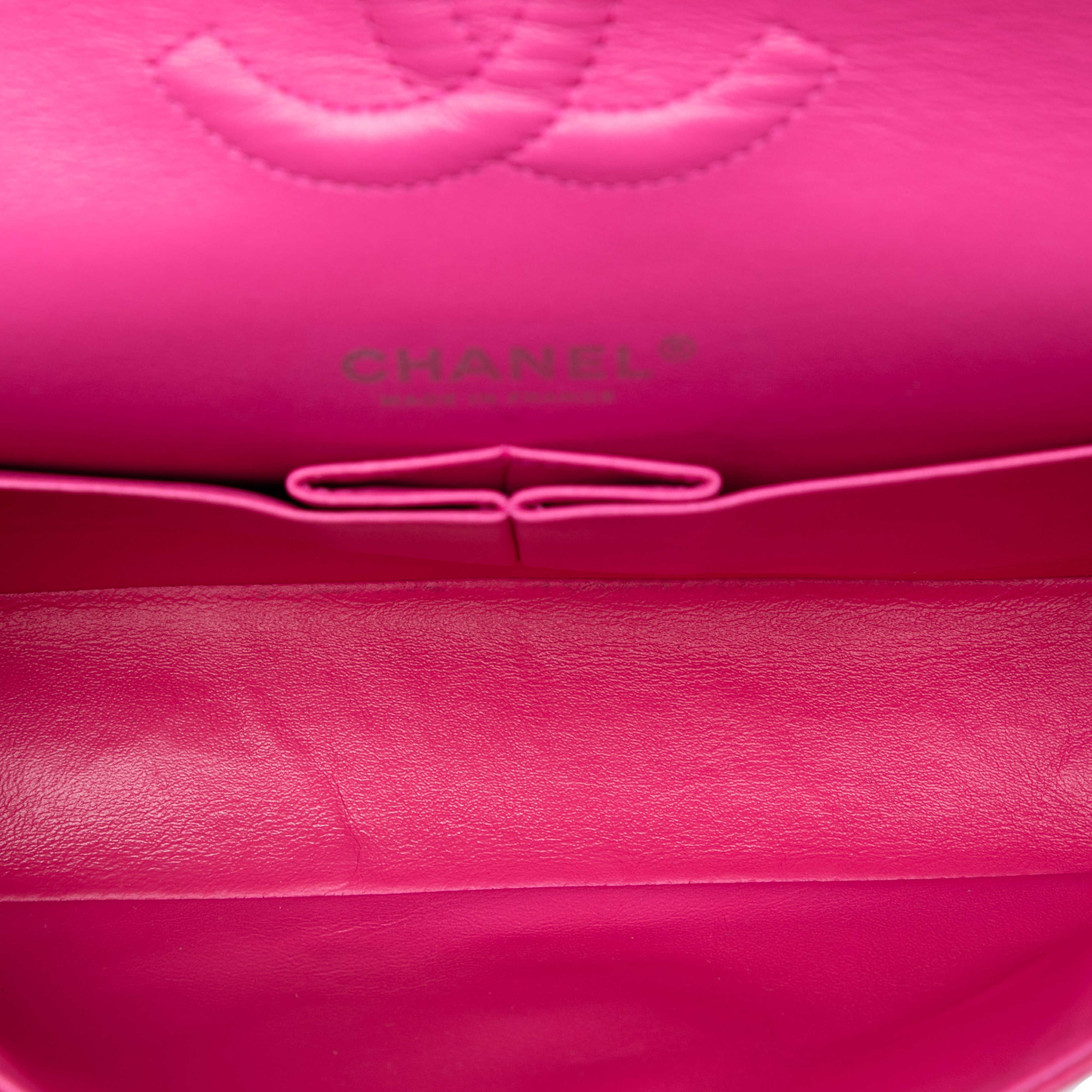 Chanel Medium Classic Caviar Double Flap, från Luxclusif, i färgen hot pink. Klicka för att öppna bilden i stort format