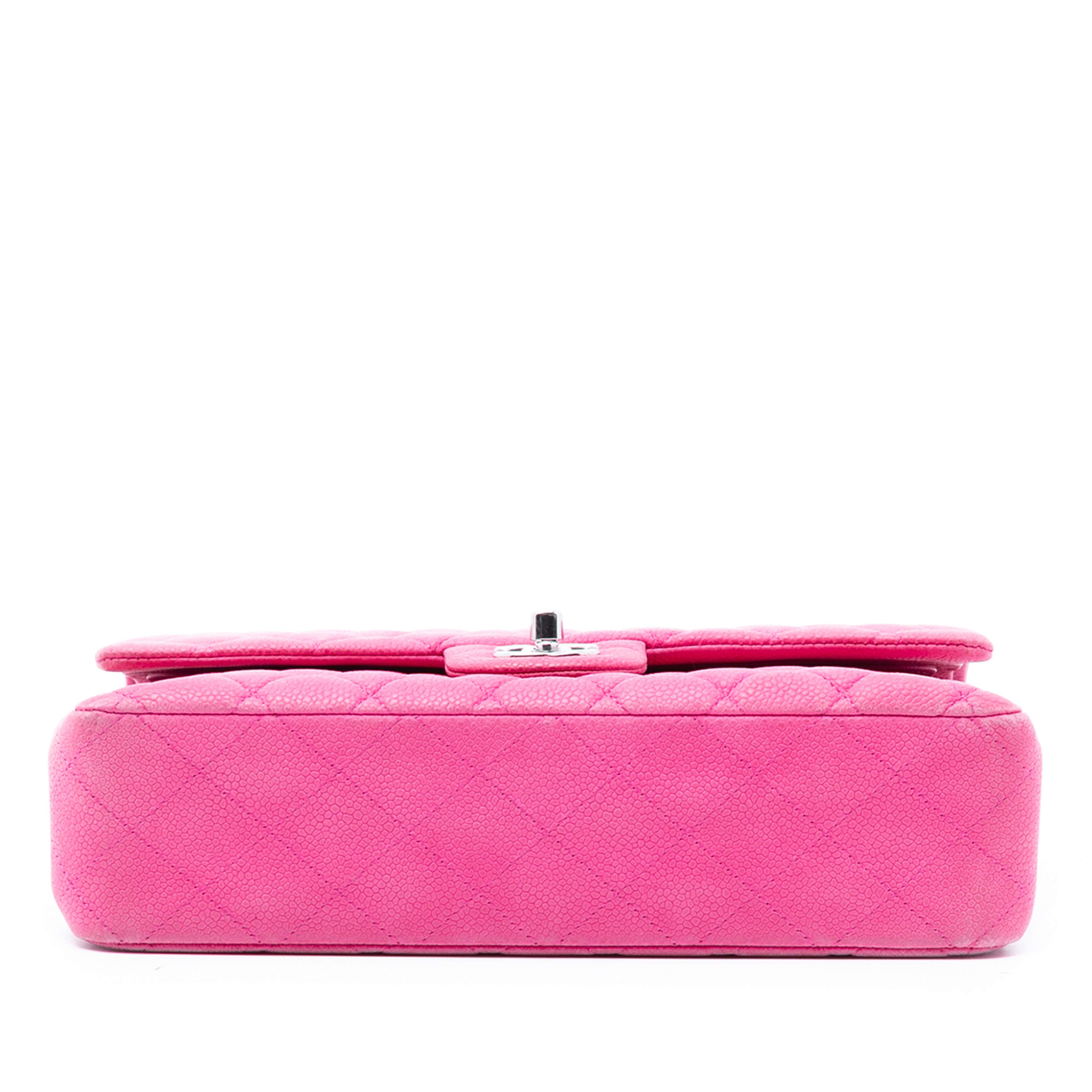 Chanel Medium Classic Caviar Double Flap, från Luxclusif, i färgen hot pink. Klicka för att öppna bilden i stort format