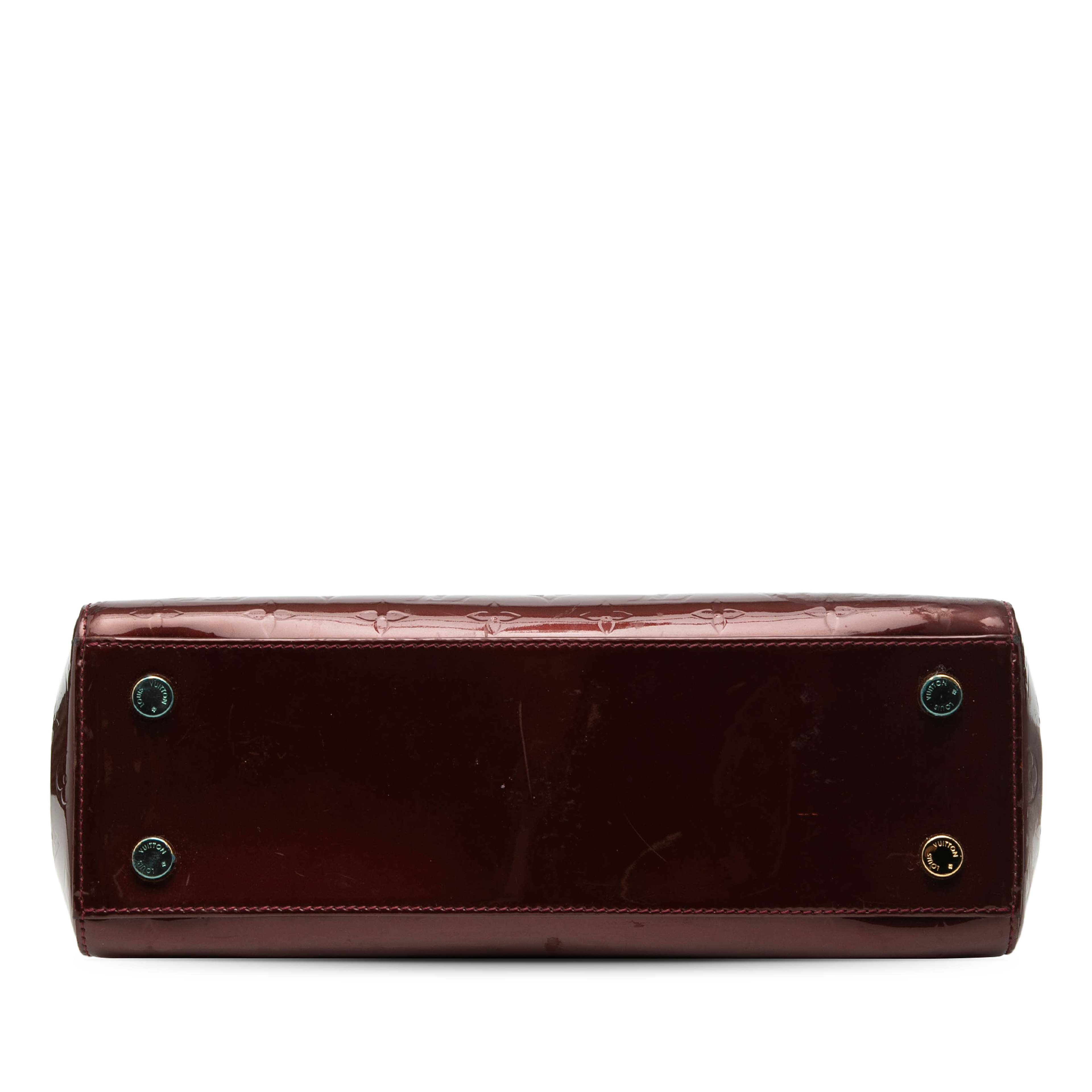 Louis Vuitton Monogram Vernis Brea Mm, från Luxclusif, i färgen röd. Klicka för att öppna bilden i stort format