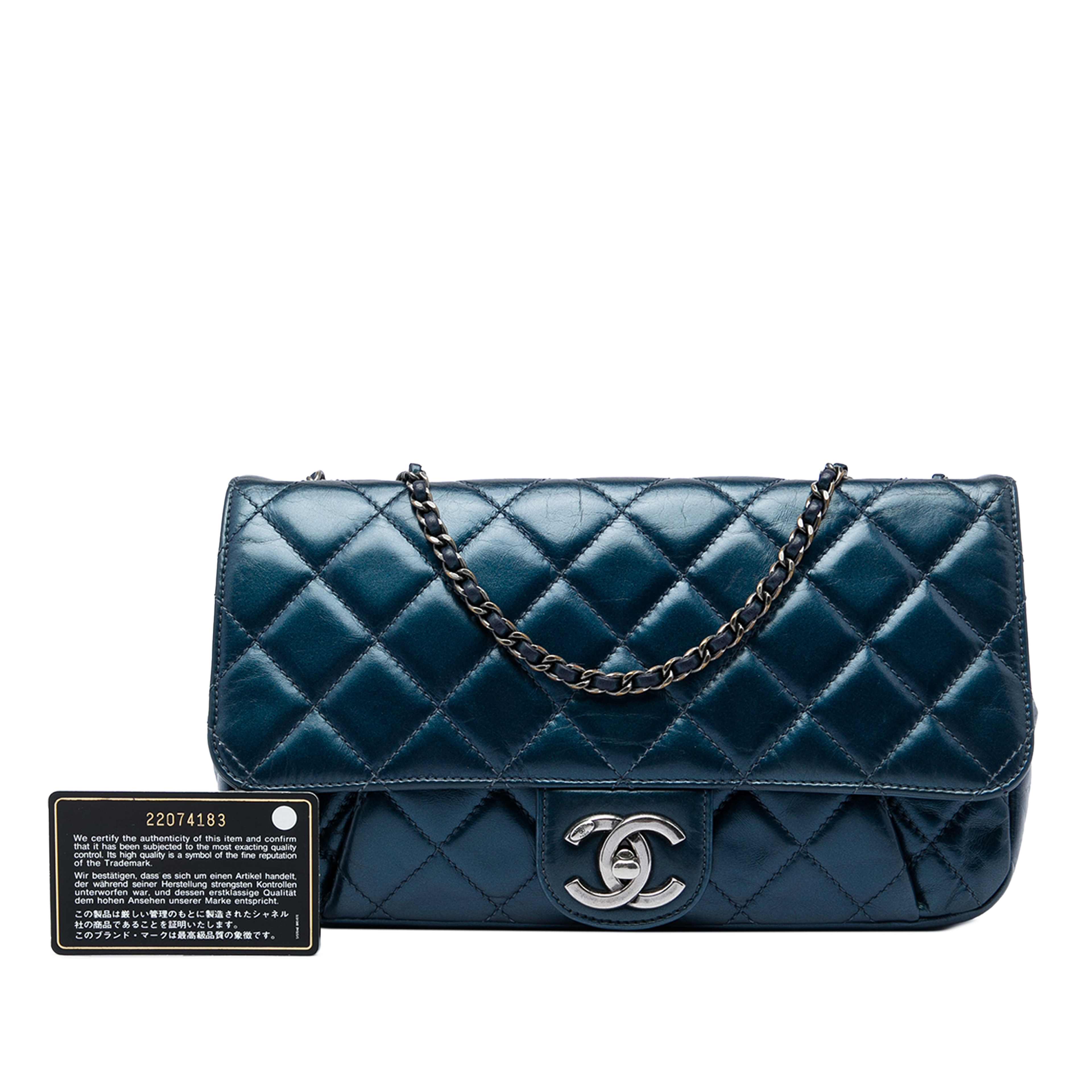 Chanel Medium Quilted Glazed Calfskin Coco Pleats Flap, från Luxclusif, i färgen blå. Klicka för att öppna bilden i stort format