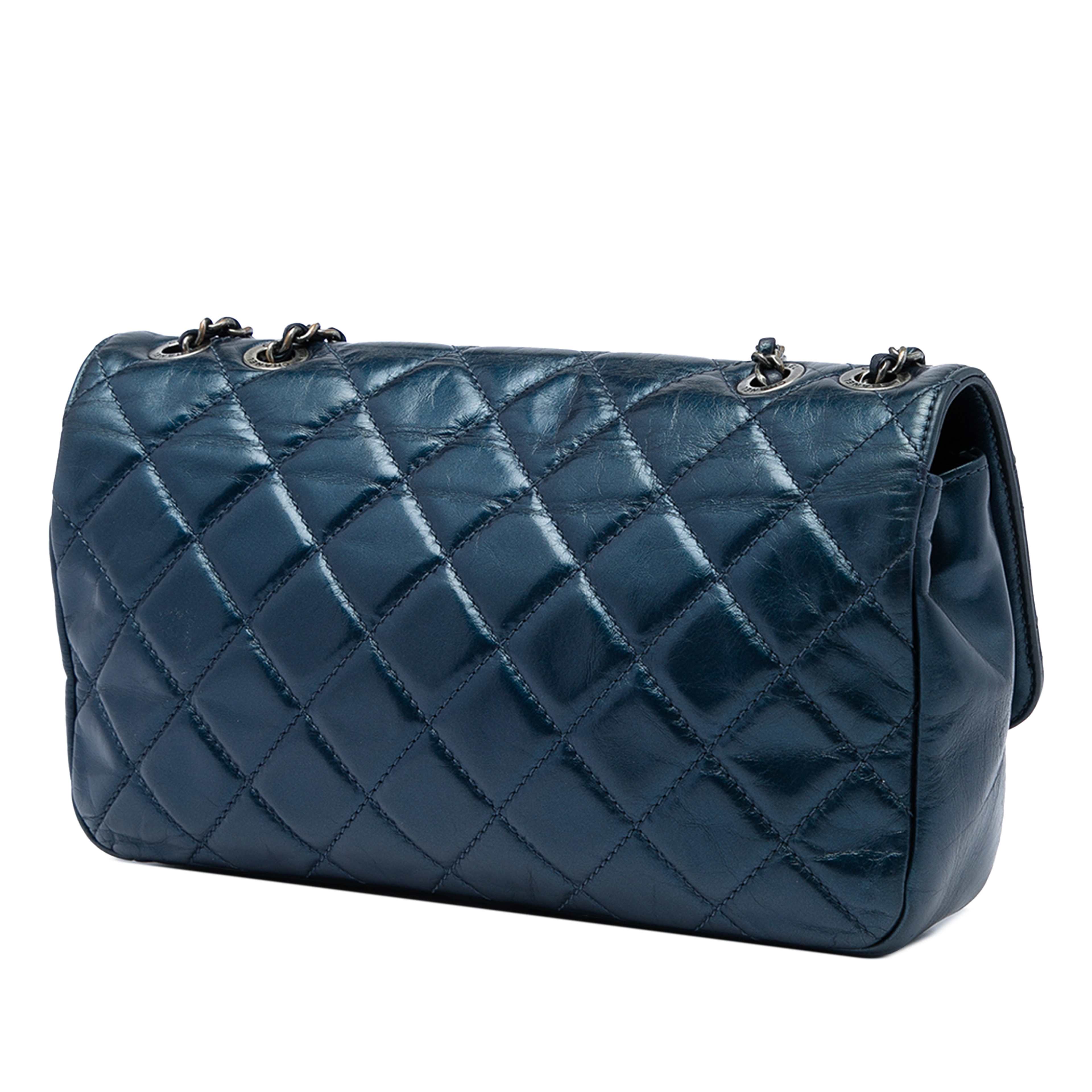 Chanel Medium Quilted Glazed Calfskin Coco Pleats Flap, från Luxclusif, i färgen blå. Klicka för att öppna bilden i stort format