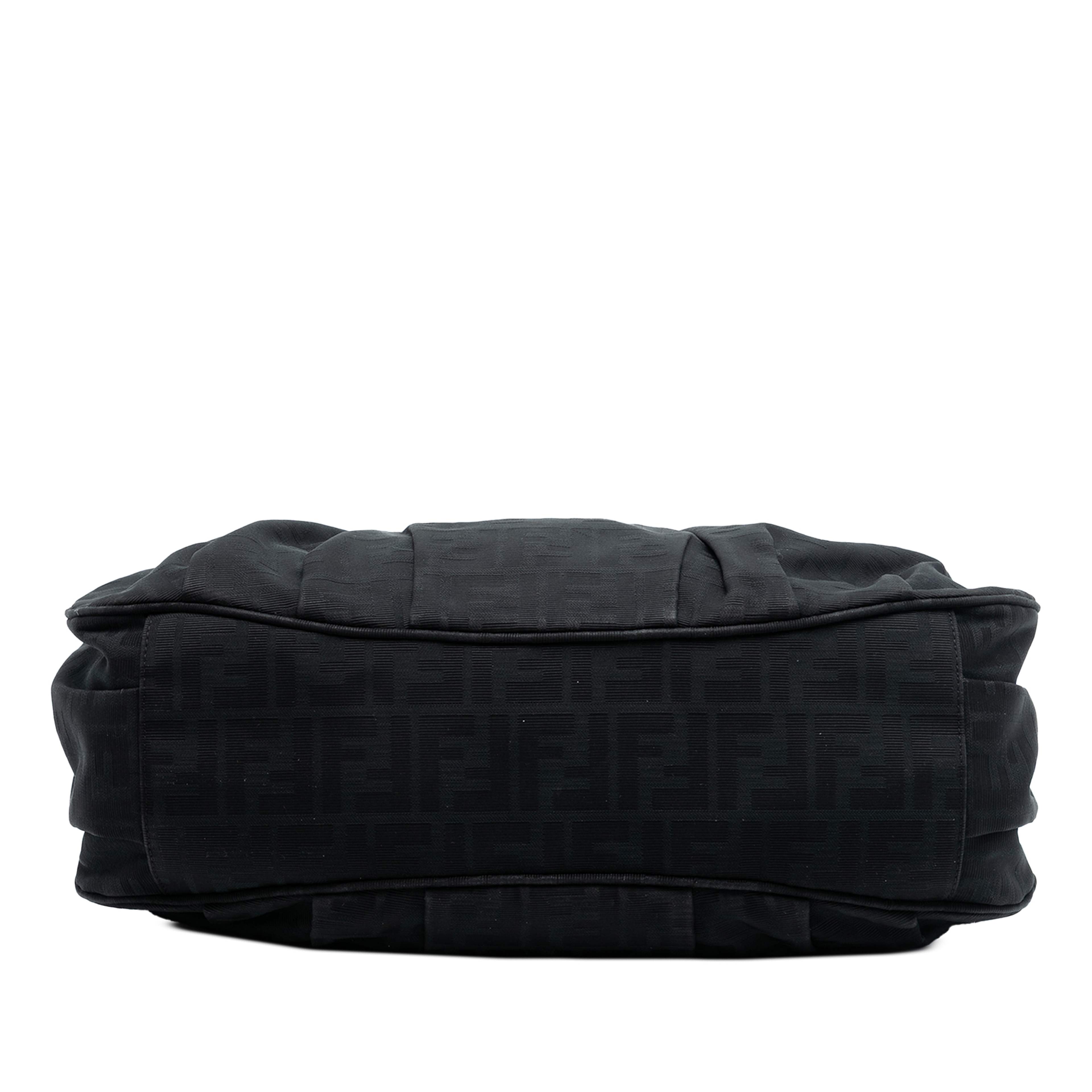 Fendi Large Zucca Canvas Mia Tote, från Luxclusif, i färgen black. Klicka för att öppna bilden i stort format