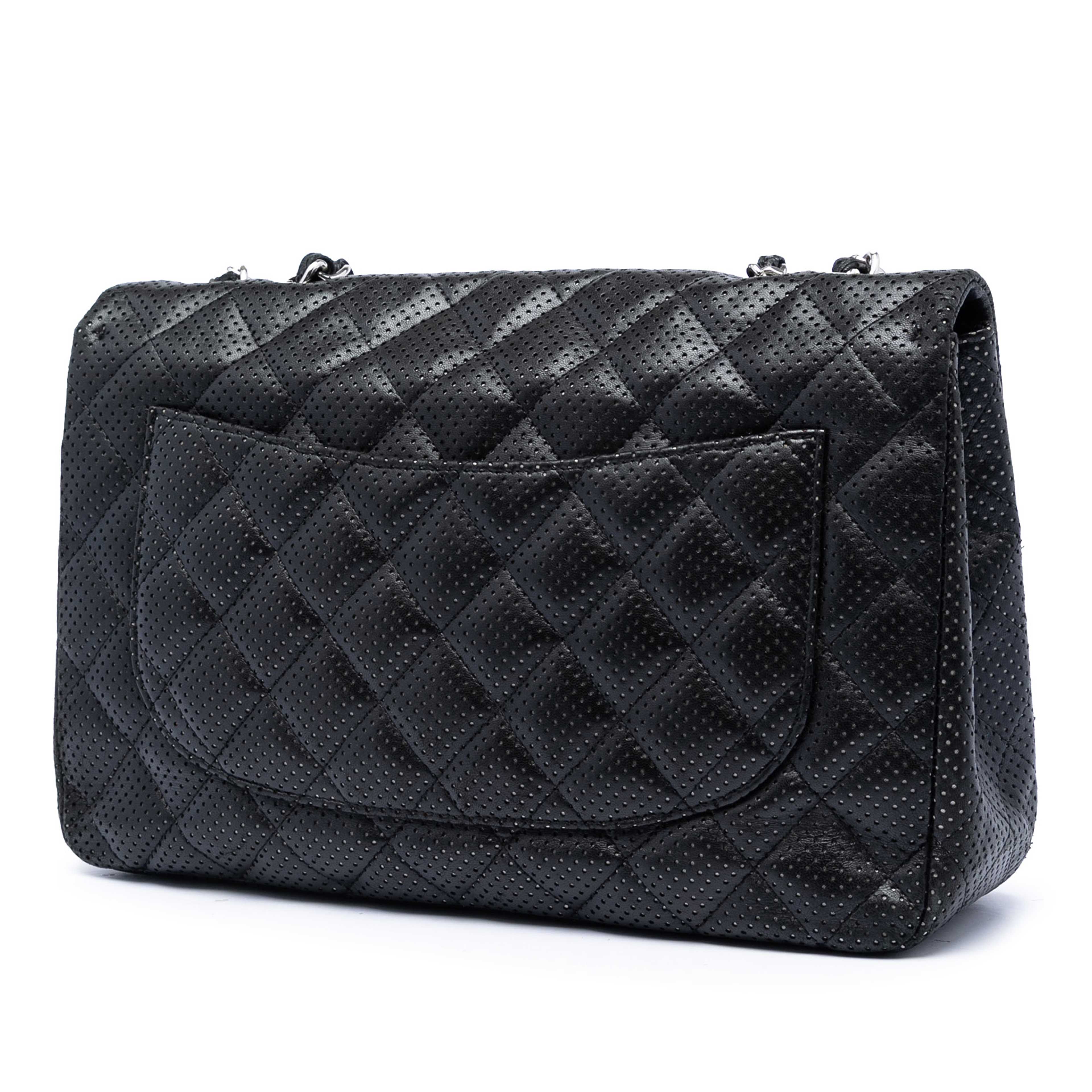 Chanel Jumbo Classic Perforated Lambskin Single Flap, från Luxclusif, i färgen svart. Klicka för att öppna bilden i stort format
