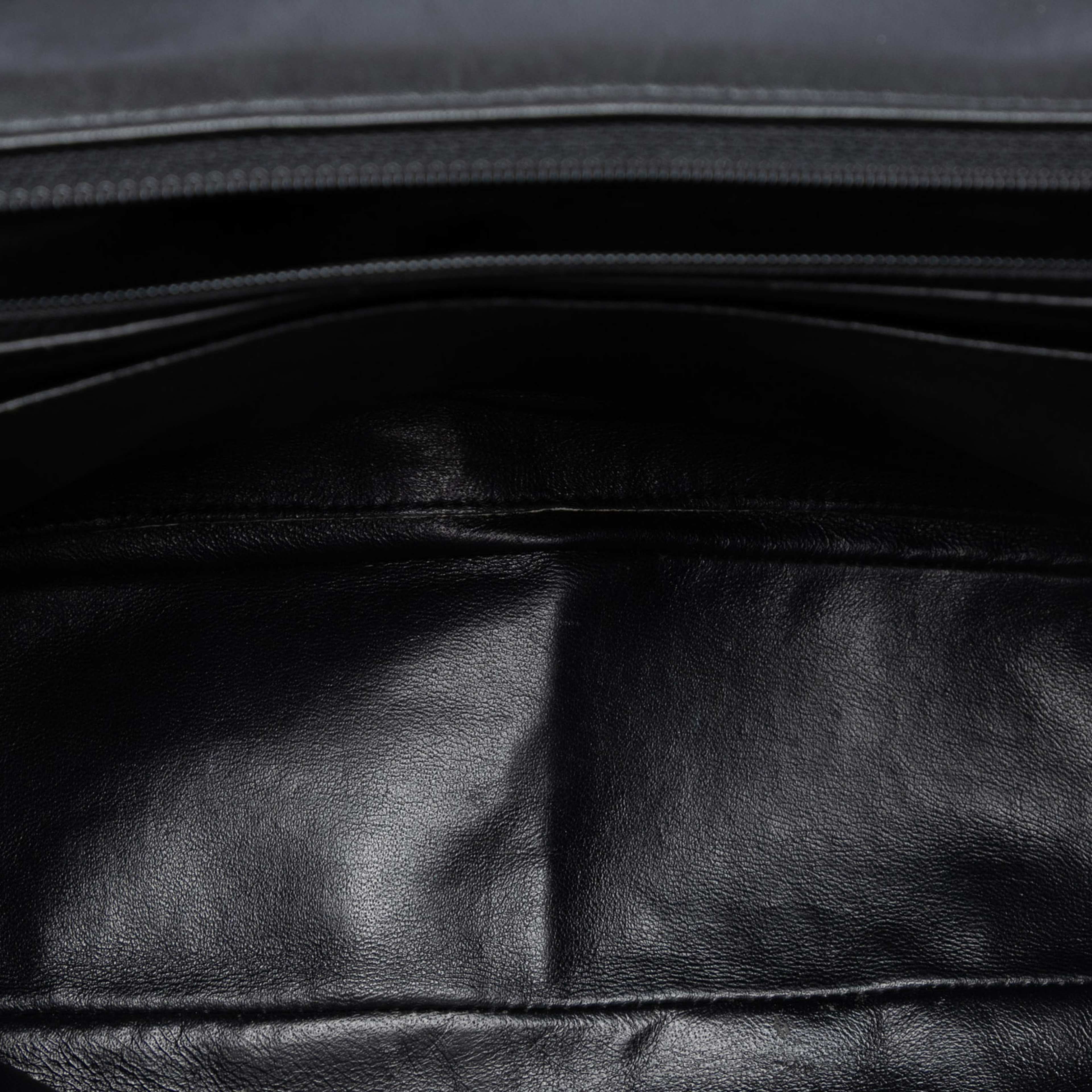 Chanel Jumbo Classic Perforated Lambskin Single Flap, från Luxclusif, i färgen svart. Klicka för att öppna bilden i stort format